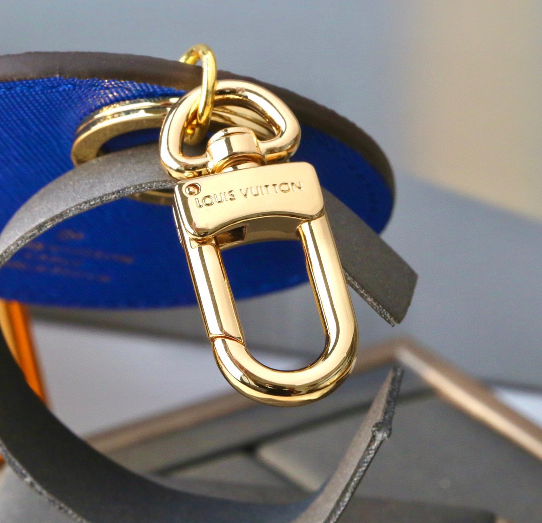 Round keychain with navy blue back and gold clasp