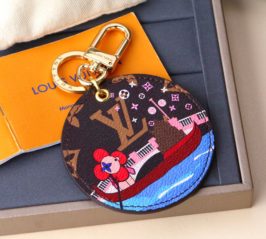 Round keychain with coffee-colored sun flower design, yacht theme