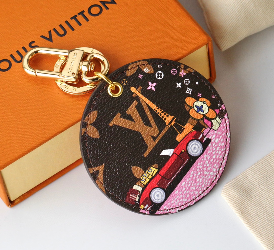 Round keychain with Eiffel Tower and shopping car theme