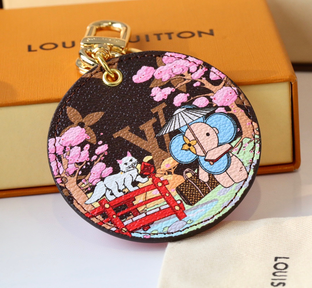 Texture of the keychain pendant, showcasing the coffee color