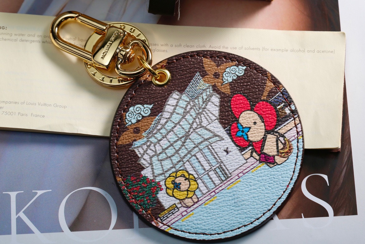 Leather shopping keychain with circle design and sunny flower
