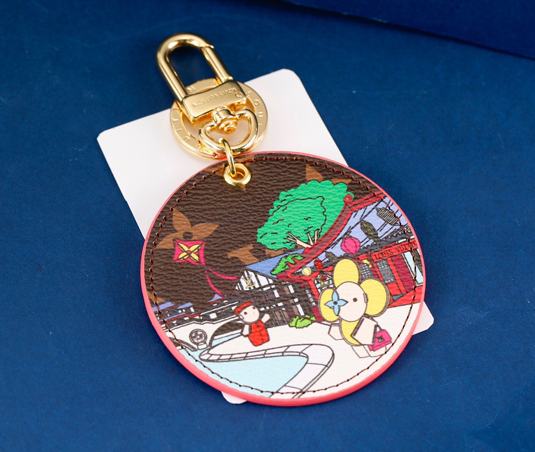 Leather kite keychain with circle design and sunny flower