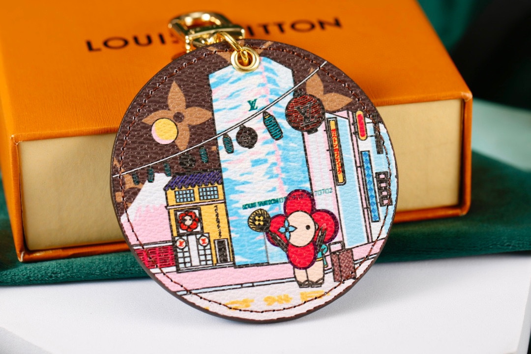 Close up of the leather texture of the keychain