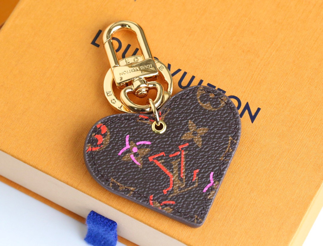 Coffee-colored heart-shaped leather keychain