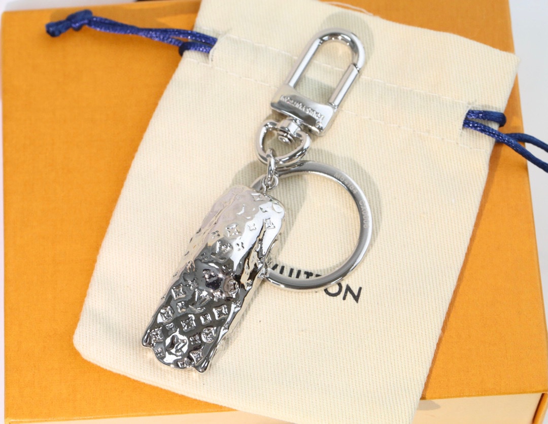 Close-up of the silver car keychain details.