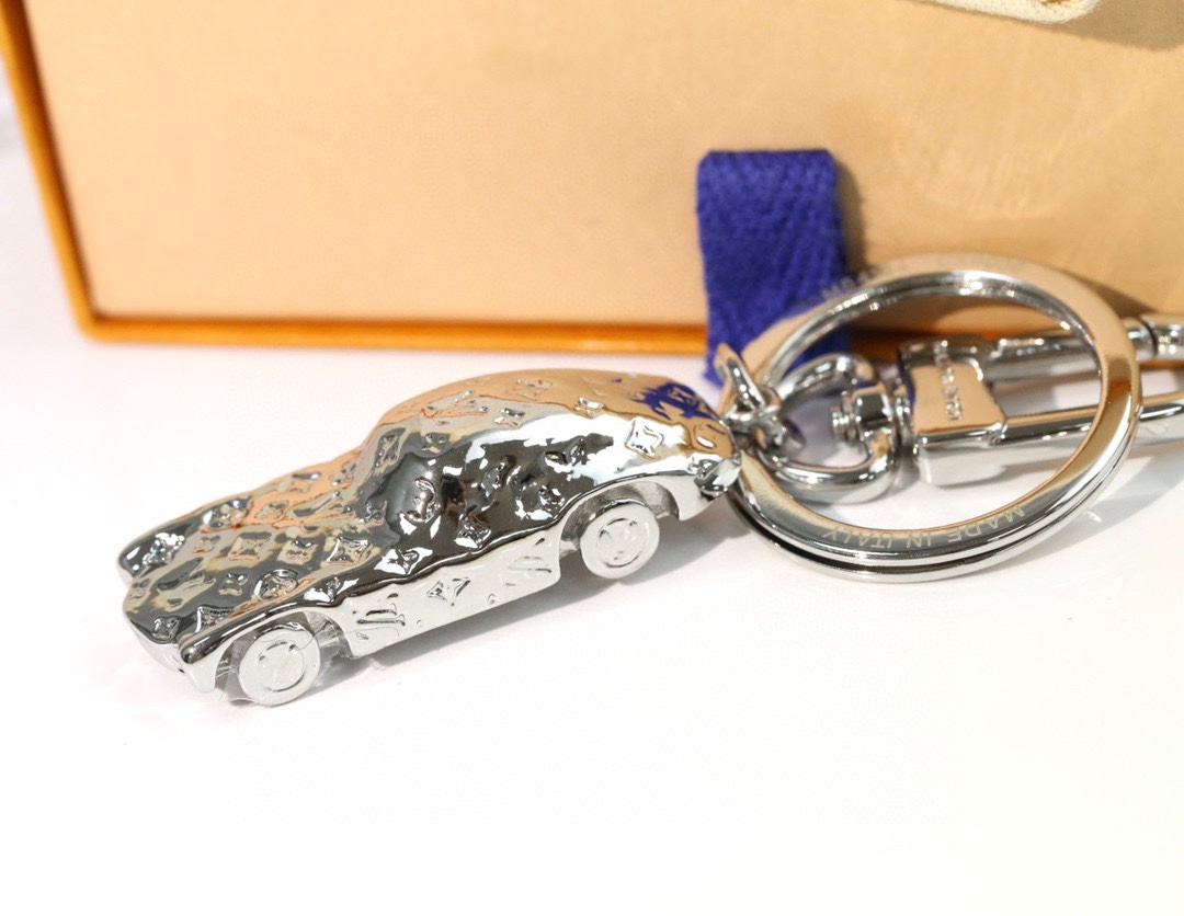 Size comparison of the car keychain