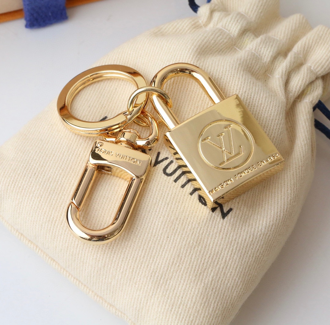 Close-up of the gold finish of the lock keychain