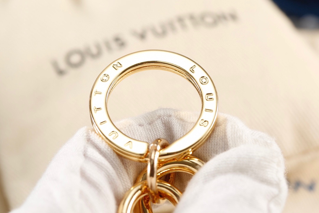 Elegant packaging for the gold lock keychain