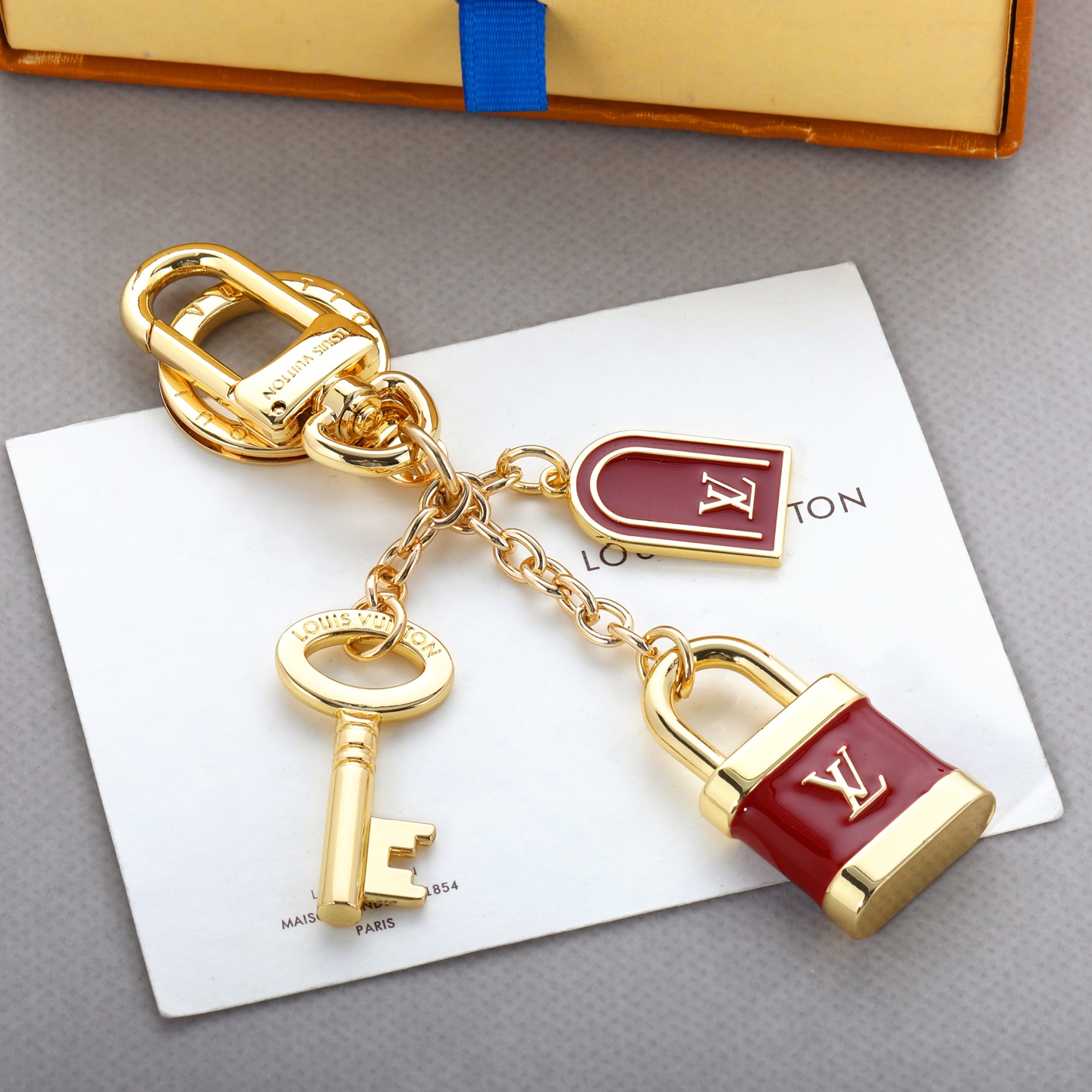驴家🏠新款多元素钥匙扣🔑挂件🤩

红色滴胶锁头🔒➕钥匙🔑➕牌子设计多元素链条吊坠钥匙扣挂件✨✨LOUIS