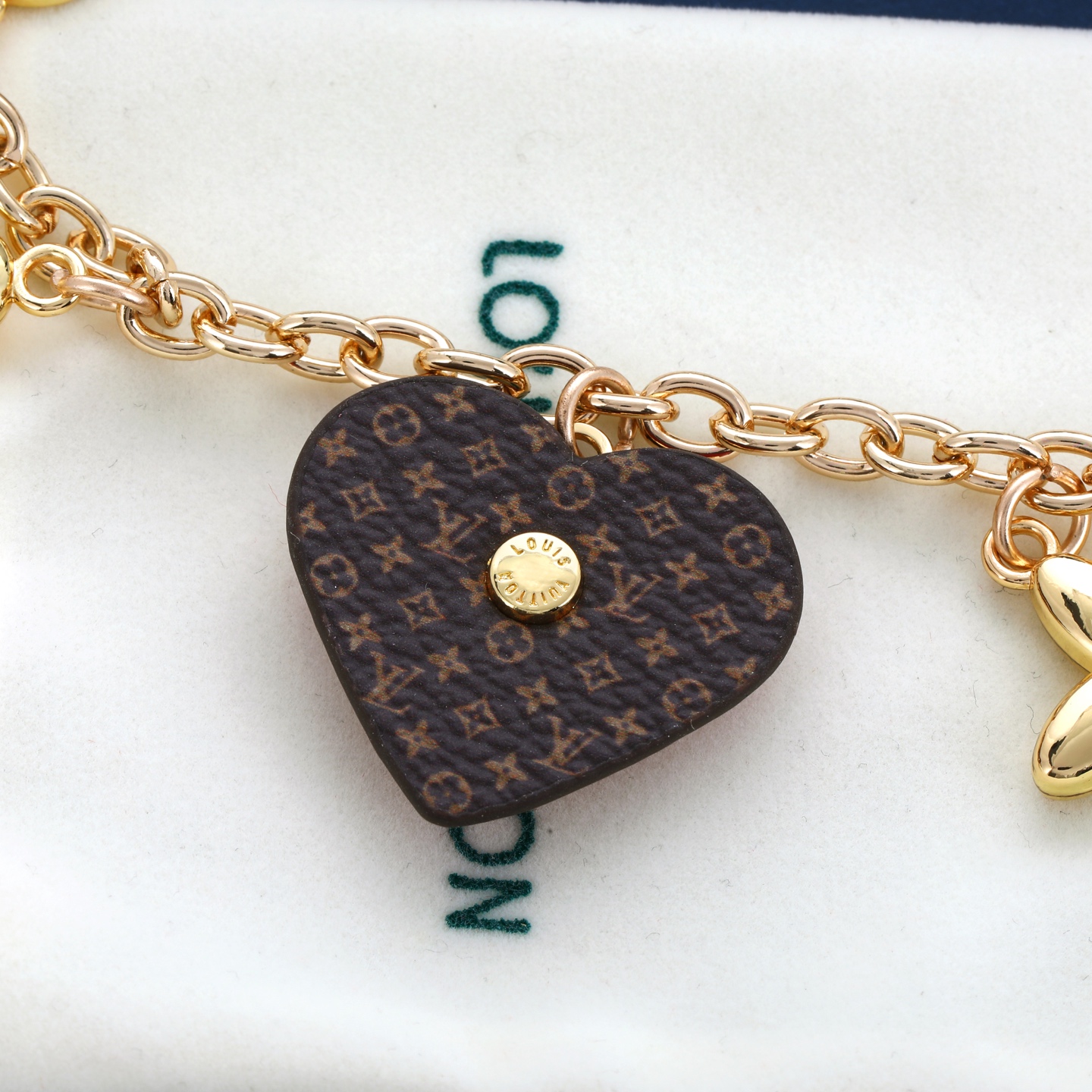 驴家🏠新款多元素钥匙扣🤩

LOUIS VUITTON 徽标设计金属精钢牛皮革 钥匙扣 女款金色💫多元素