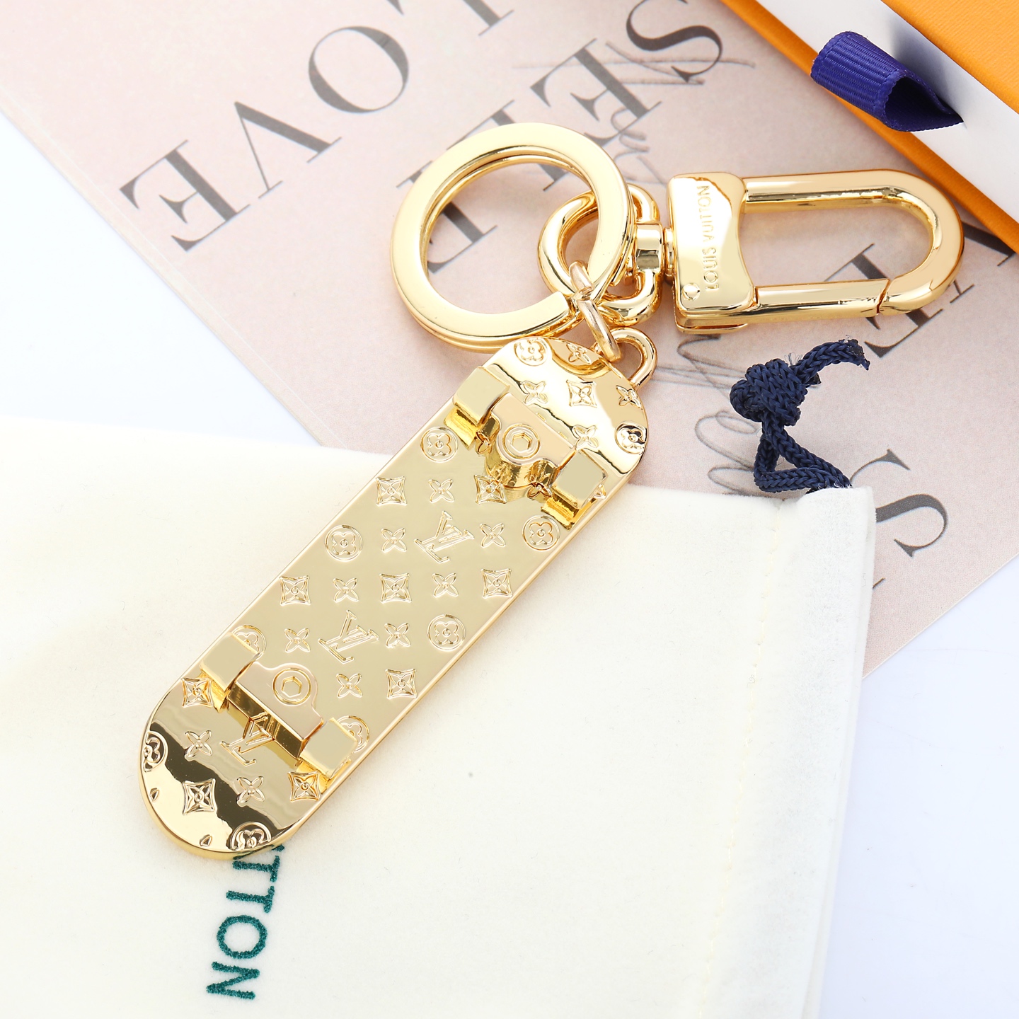 驴家🏠新款钥匙扣金色滑板🛹🤩

LOUIS VUITTON 滑轮设计金属钥匙扣 男款 金色
简约百搭车钥