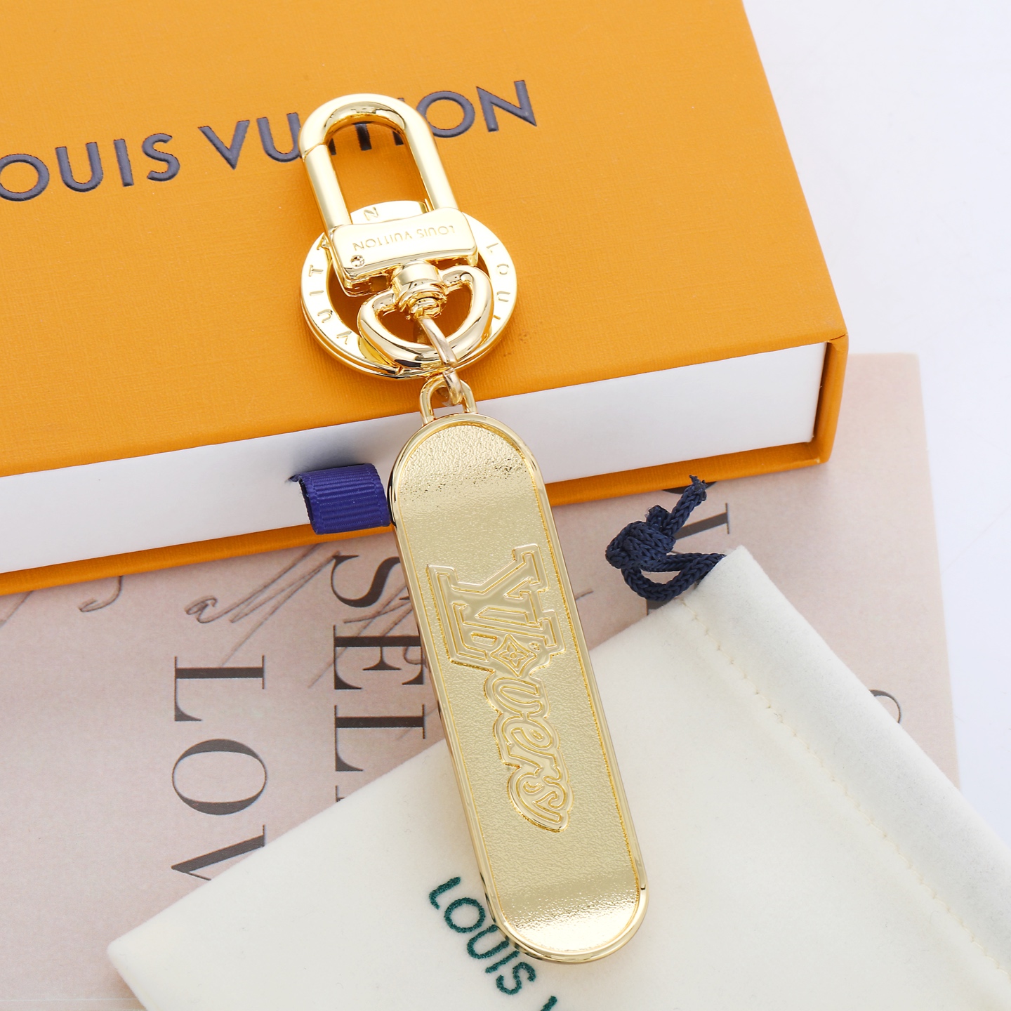 驴家🏠新款钥匙扣金色滑板🛹🤩

LOUIS VUITTON 滑轮设计金属钥匙扣 男款 金色
简约百搭车钥