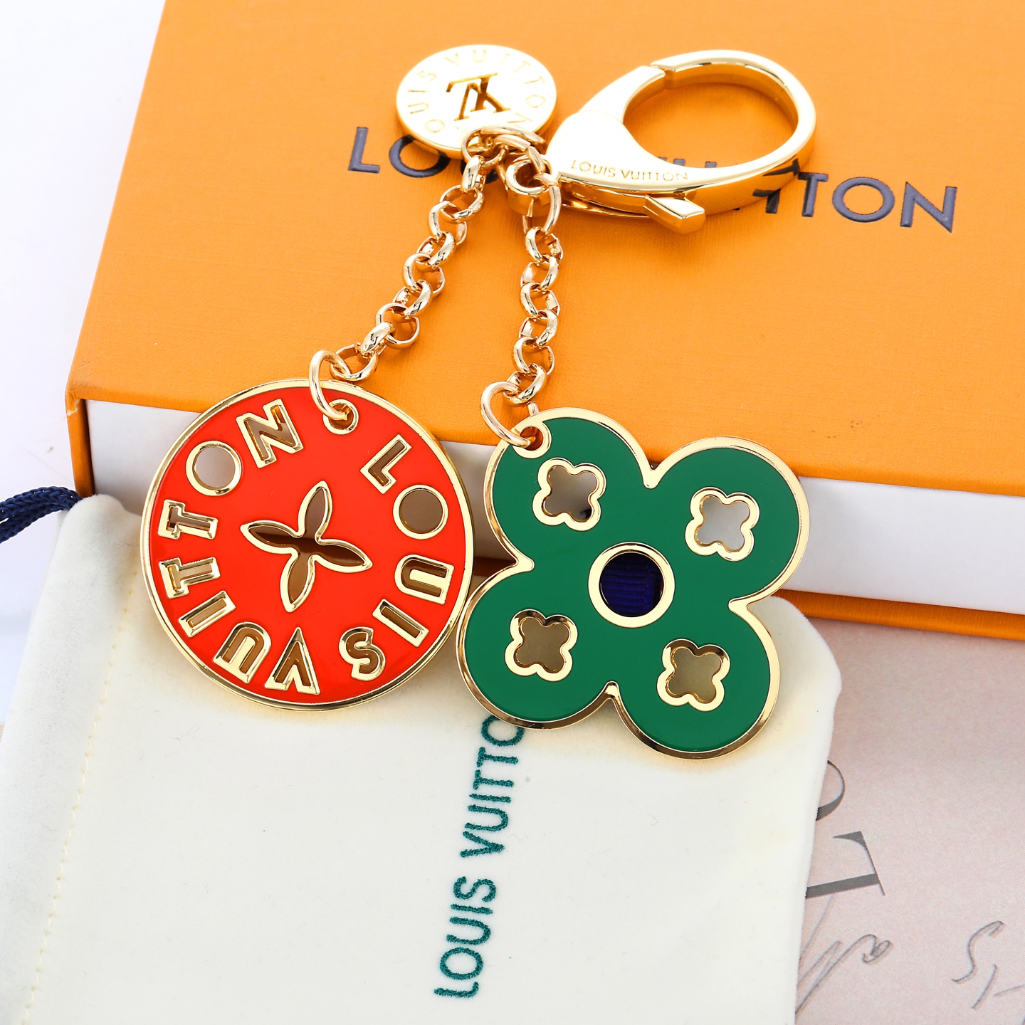 驴家🏠新款彩色钥匙扣挂件🤩

LOUIS VUITTON 圆型镂空logo➕花朵🌺设计金属钥匙扣挂件 女