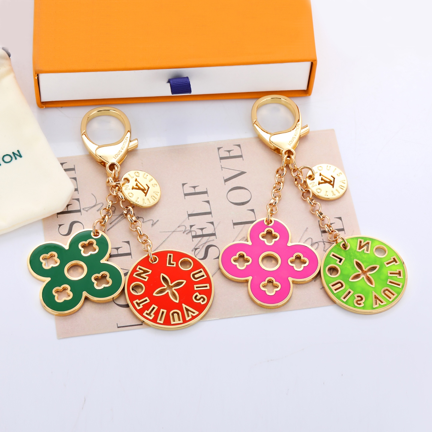 驴家🏠新款彩色钥匙扣挂件🤩

LOUIS VUITTON 圆型镂空logo➕花朵🌺设计金属钥匙扣挂件 女