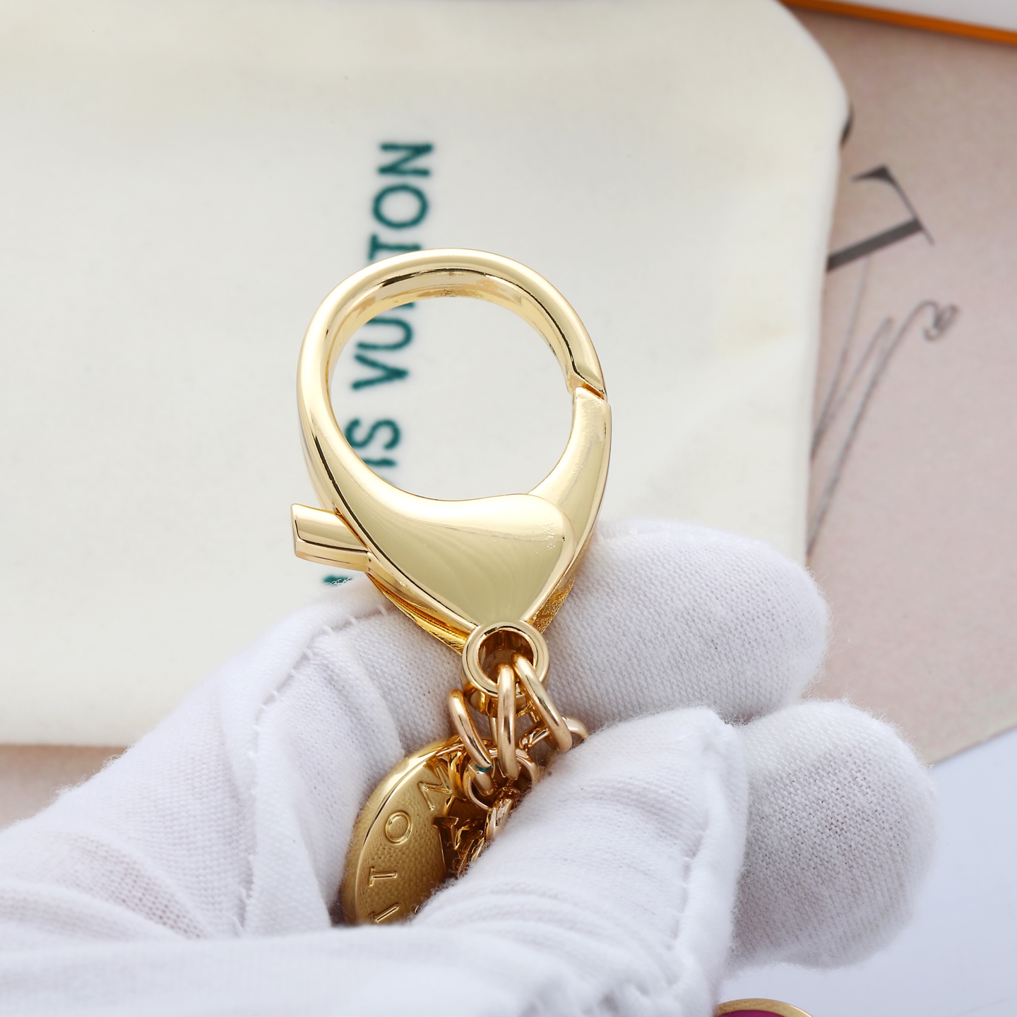 驴家🏠新款彩色钥匙扣挂件🤩

LOUIS VUITTON 圆型镂空logo➕花朵🌺设计金属钥匙扣挂件 女