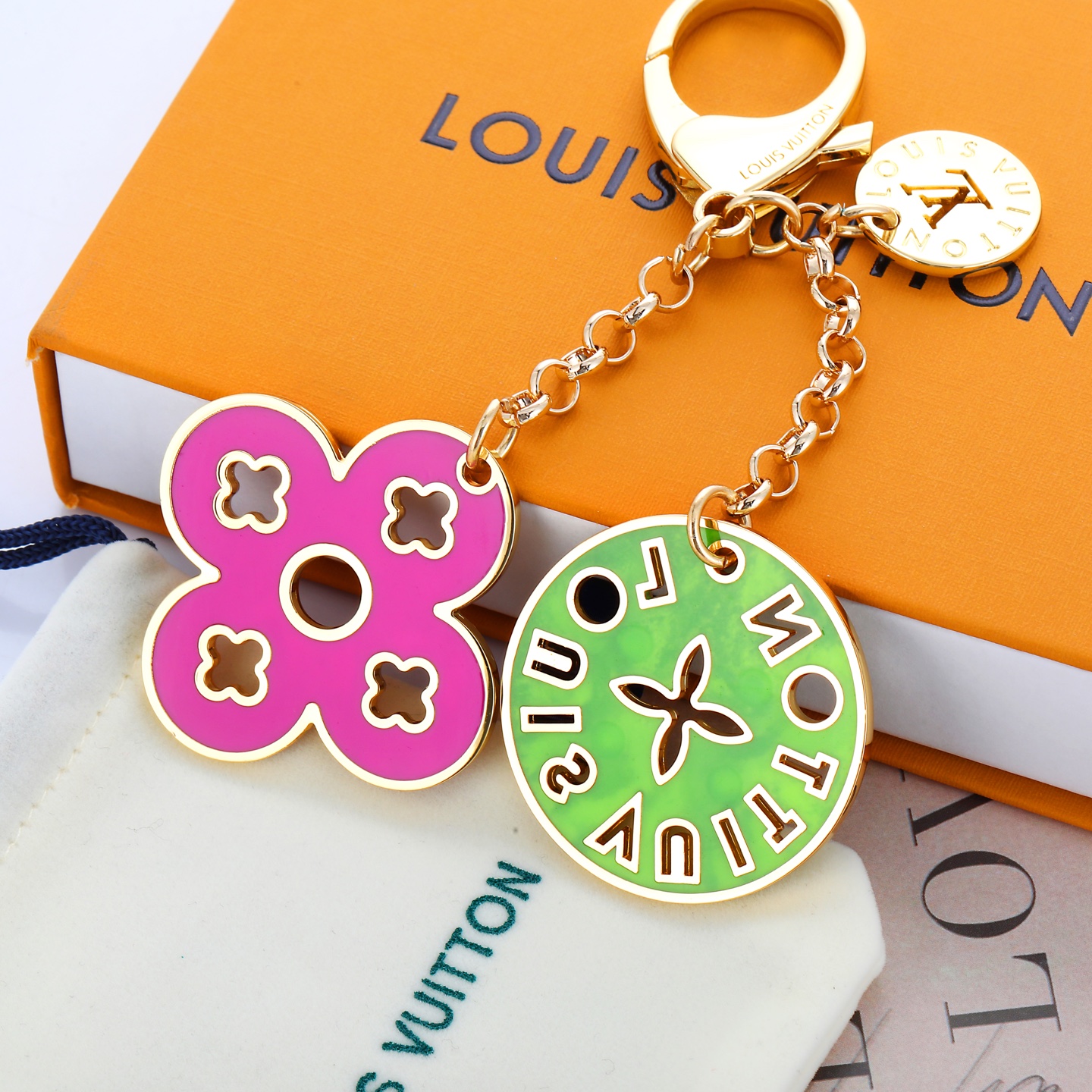 驴家🏠新款彩色钥匙扣挂件🤩

LOUIS VUITTON 圆型镂空logo➕花朵🌺设计金属钥匙扣挂件 女