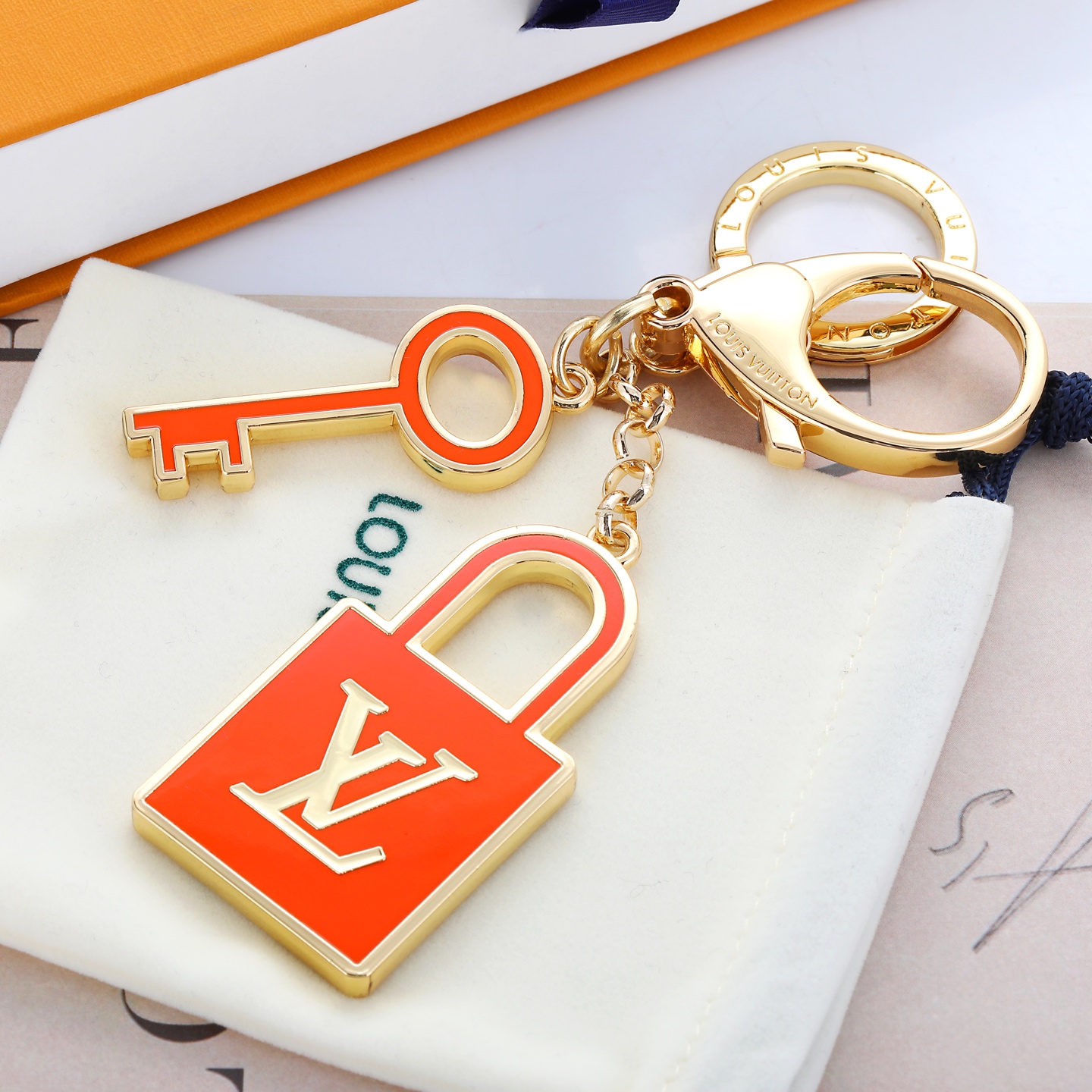 驴家🏠新款橙色钥匙锁头🔒挂件钥匙扣🤩

LOUIS VUITTON 锁头🔒钥匙🔑设计金属钥匙扣饰品💫金色