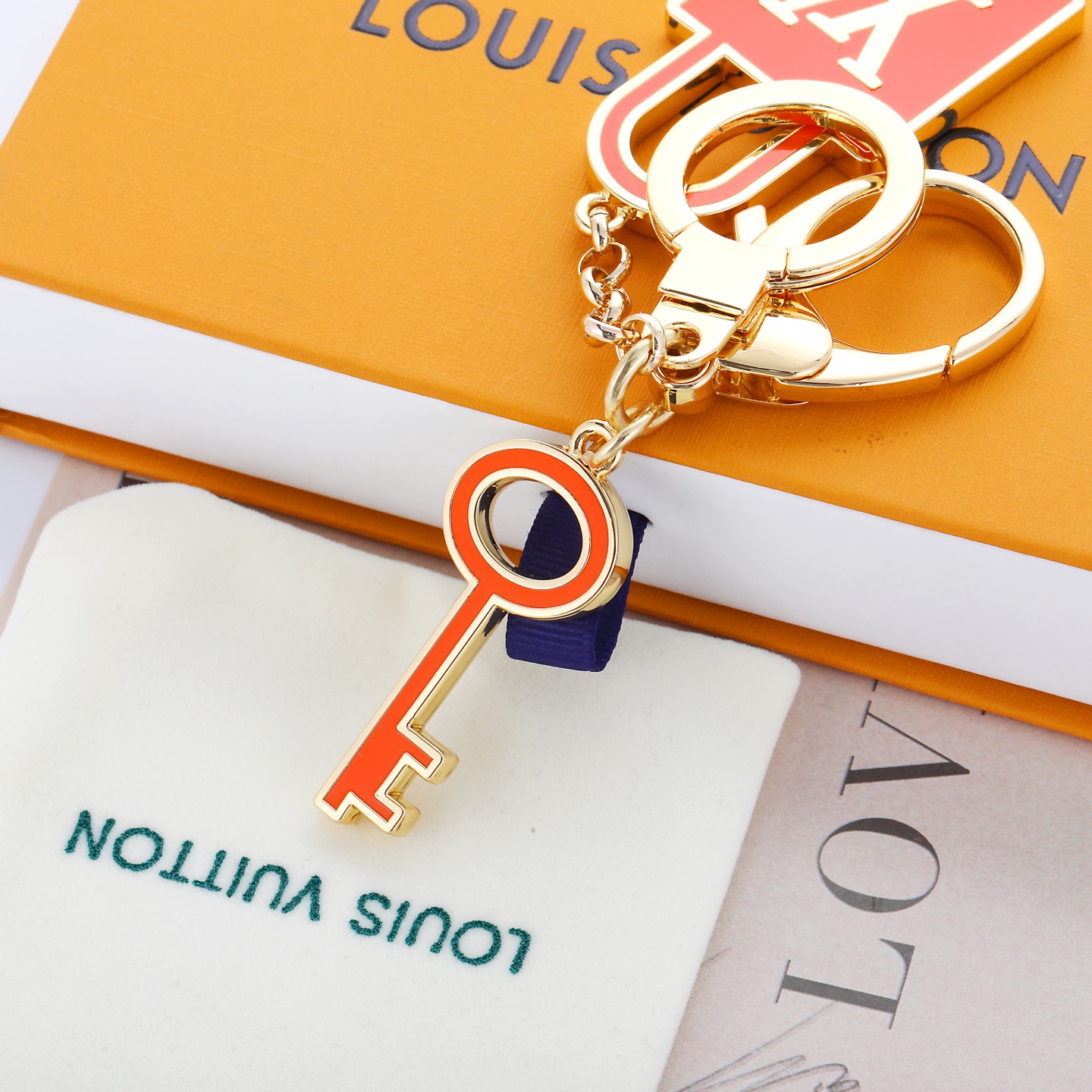 驴家🏠新款橙色钥匙锁头🔒挂件钥匙扣🤩

LOUIS VUITTON 锁头🔒钥匙🔑设计金属钥匙扣饰品💫金色