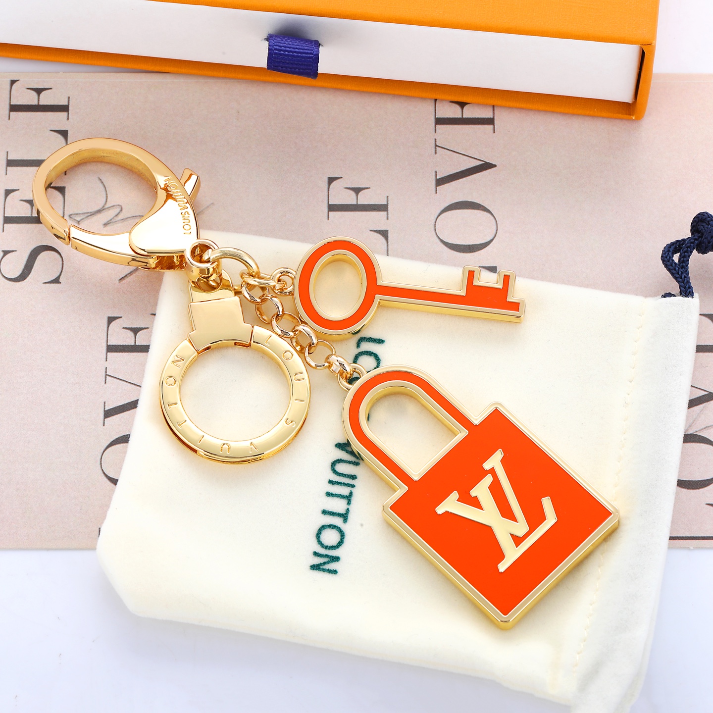 驴家🏠新款橙色钥匙锁头🔒挂件钥匙扣🤩

LOUIS VUITTON 锁头🔒钥匙🔑设计金属钥匙扣饰品💫金色