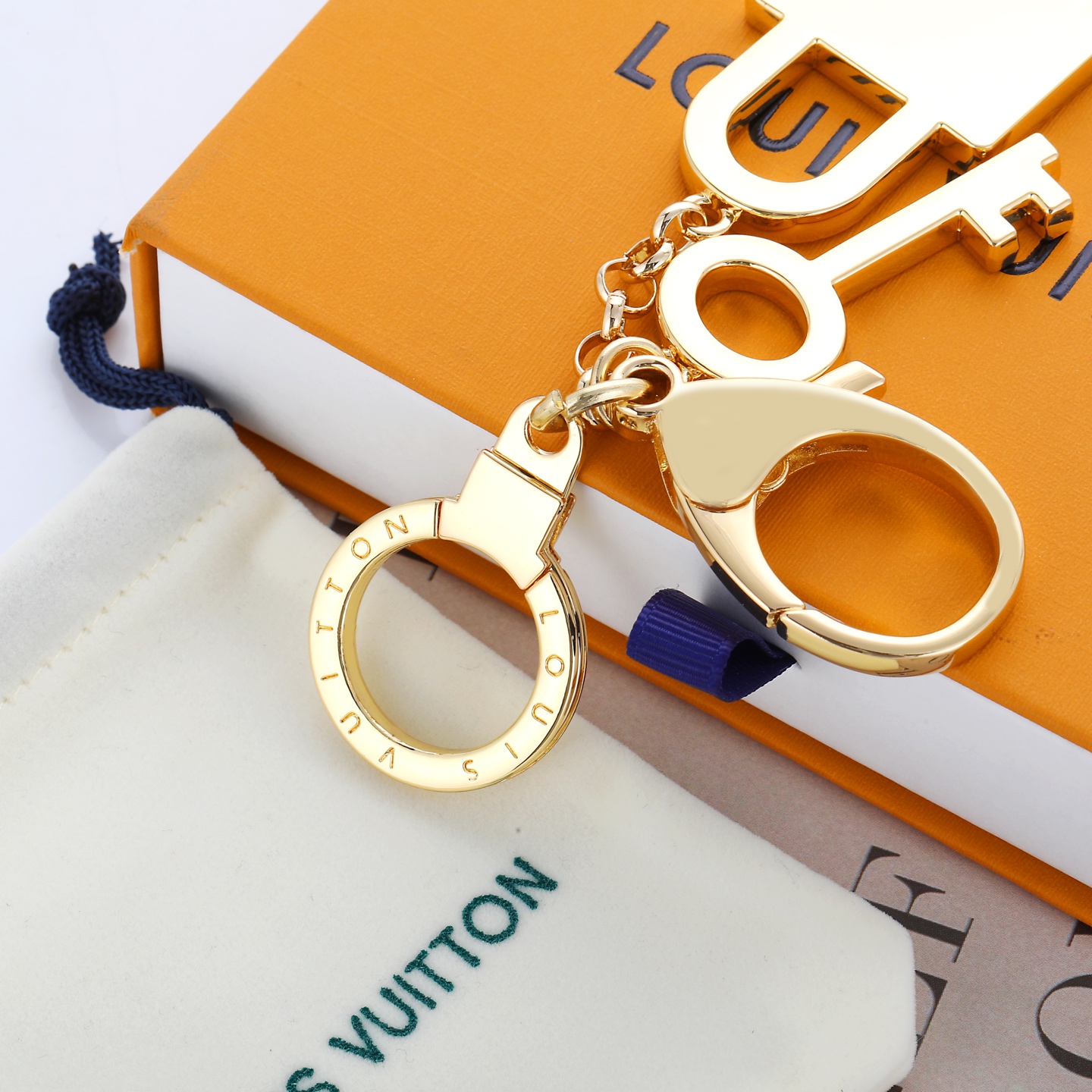 驴家🏠新款橙色钥匙锁头🔒挂件钥匙扣🤩

LOUIS VUITTON 锁头🔒钥匙🔑设计金属钥匙扣饰品💫金色