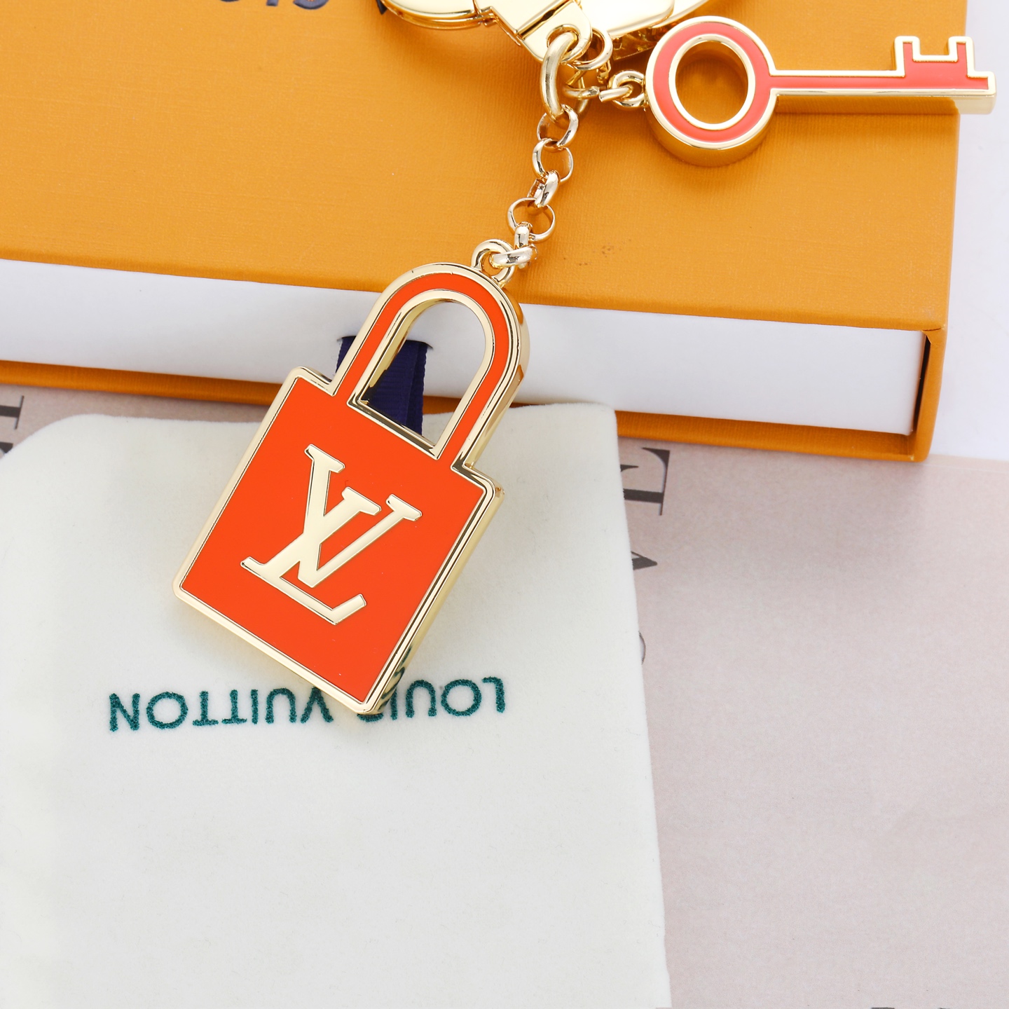 驴家🏠新款橙色钥匙锁头🔒挂件钥匙扣🤩

LOUIS VUITTON 锁头🔒钥匙🔑设计金属钥匙扣饰品💫金色