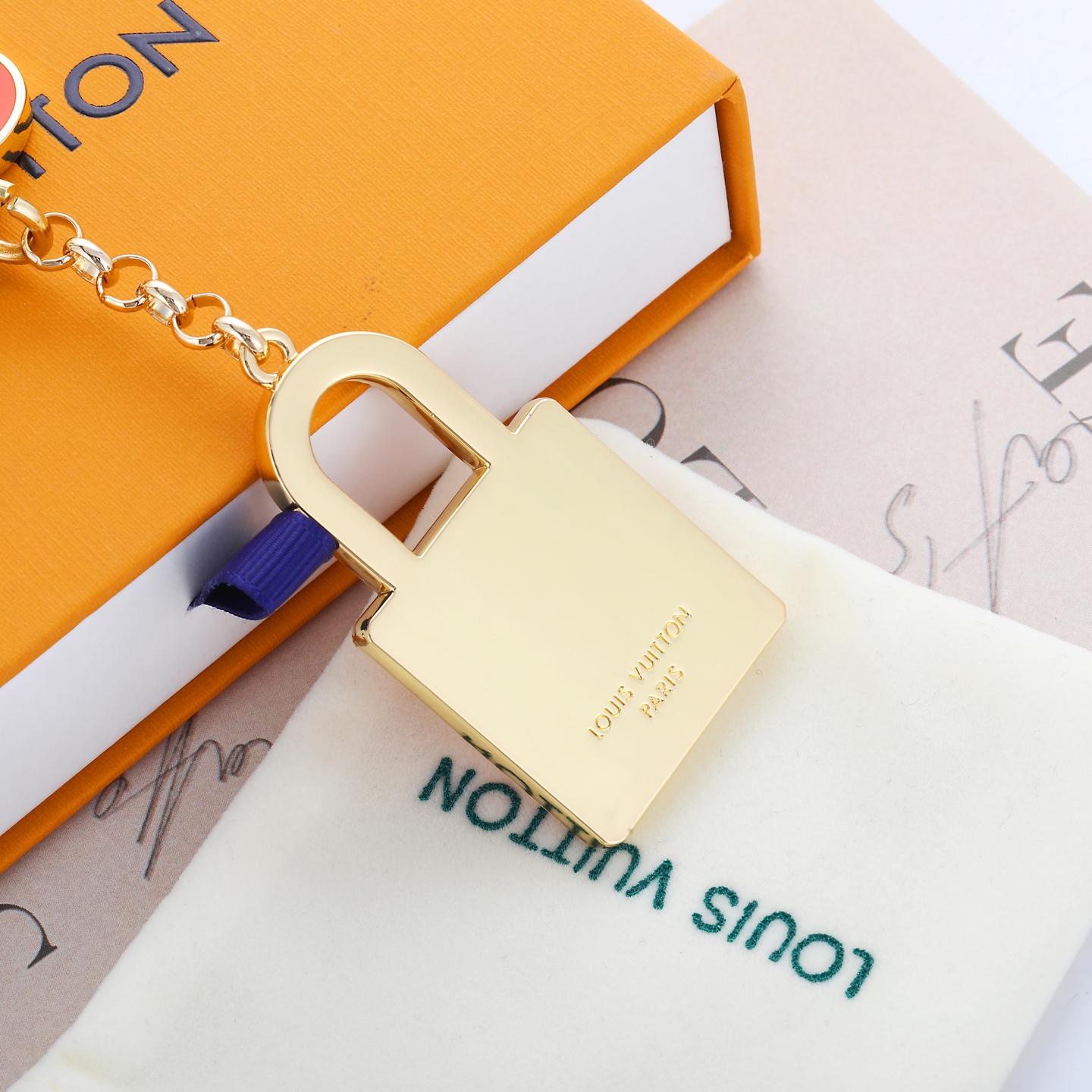 驴家🏠新款橙色钥匙锁头🔒挂件钥匙扣🤩

LOUIS VUITTON 锁头🔒钥匙🔑设计金属钥匙扣饰品💫金色