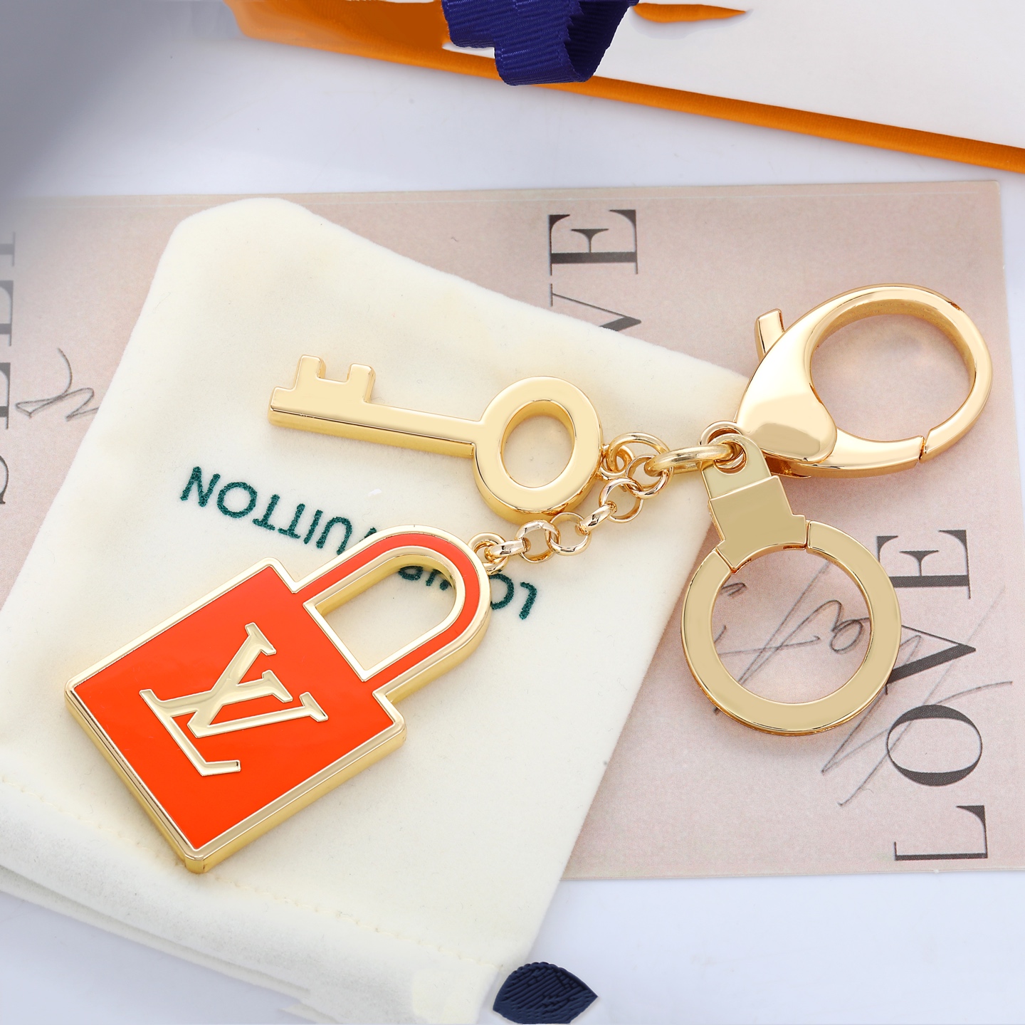 驴家🏠新款橙色钥匙锁头🔒挂件钥匙扣🤩

LOUIS VUITTON 锁头🔒钥匙🔑设计金属钥匙扣饰品💫金色