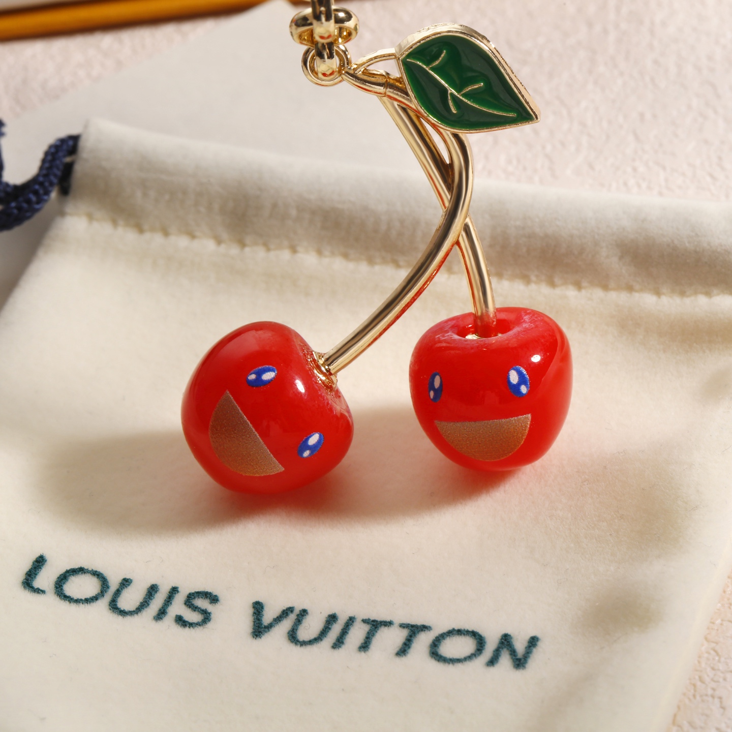 驴家🏠新款樱桃🍒钥匙扣🤩

哇哦！这个樱桃🍒挂件也太美了吧！
LOUIS VUITTON x村上隆联名款