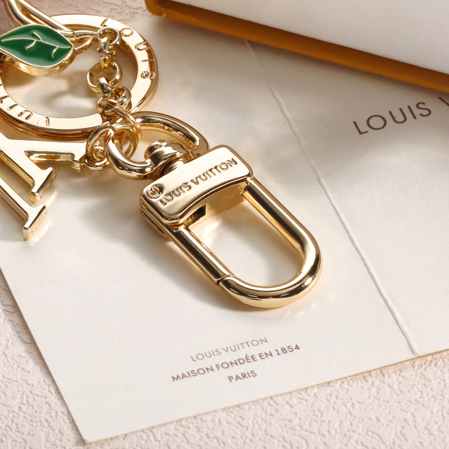 驴家🏠新款樱桃🍒钥匙扣🤩

哇哦！这个樱桃🍒挂件也太美了吧！
LOUIS VUITTON x村上隆联名款