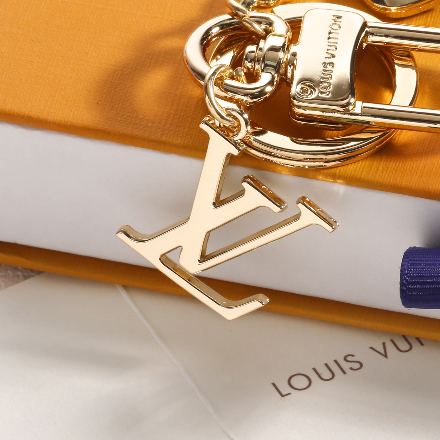 驴家🏠新款樱桃🍒钥匙扣🤩

哇哦！这个樱桃🍒挂件也太美了吧！
LOUIS VUITTON x村上隆联名款