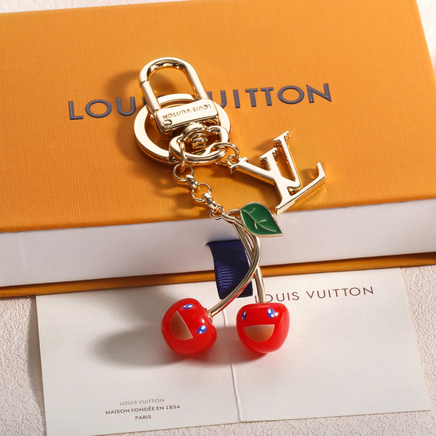 驴家🏠新款樱桃🍒钥匙扣🤩

哇哦！这个樱桃🍒挂件也太美了吧！
LOUIS VUITTON x村上隆联名款