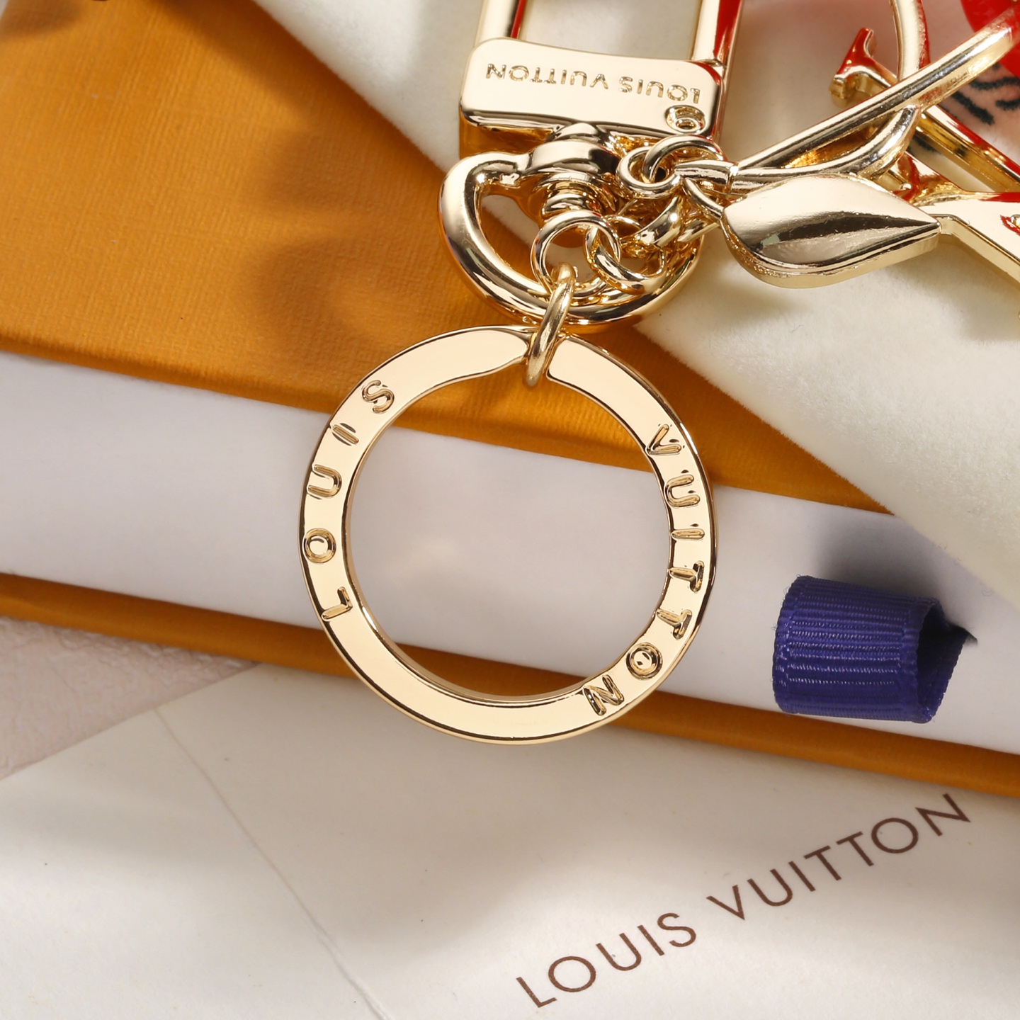 驴家🏠新款樱桃🍒钥匙扣🤩

哇哦！这个樱桃🍒挂件也太美了吧！
LOUIS VUITTON x村上隆联名款