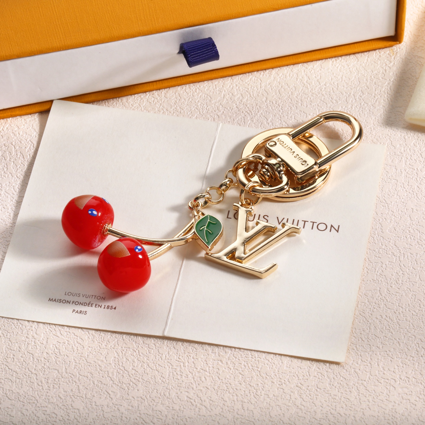 驴家🏠新款樱桃🍒钥匙扣🤩

哇哦！这个樱桃🍒挂件也太美了吧！
LOUIS VUITTON x村上隆联名款
