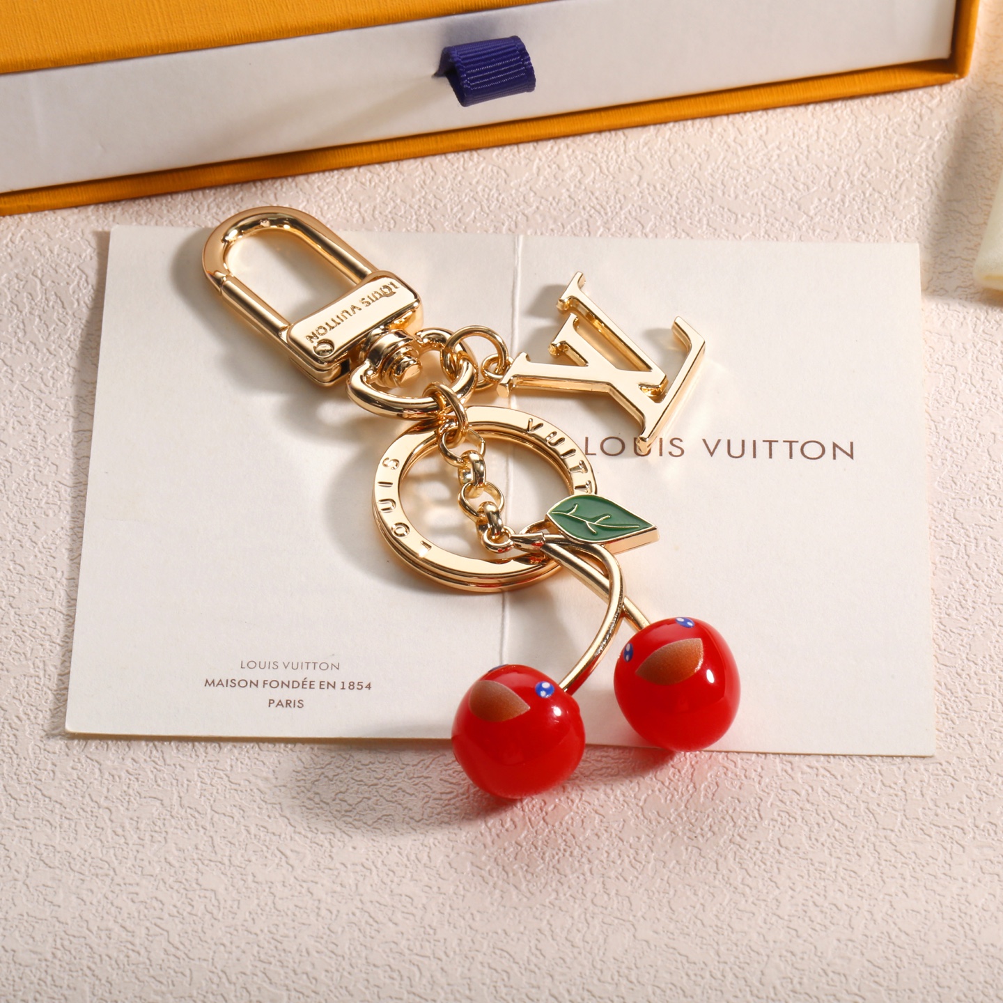 驴家🏠新款樱桃🍒钥匙扣🤩

哇哦！这个樱桃🍒挂件也太美了吧！
LOUIS VUITTON x村上隆联名款