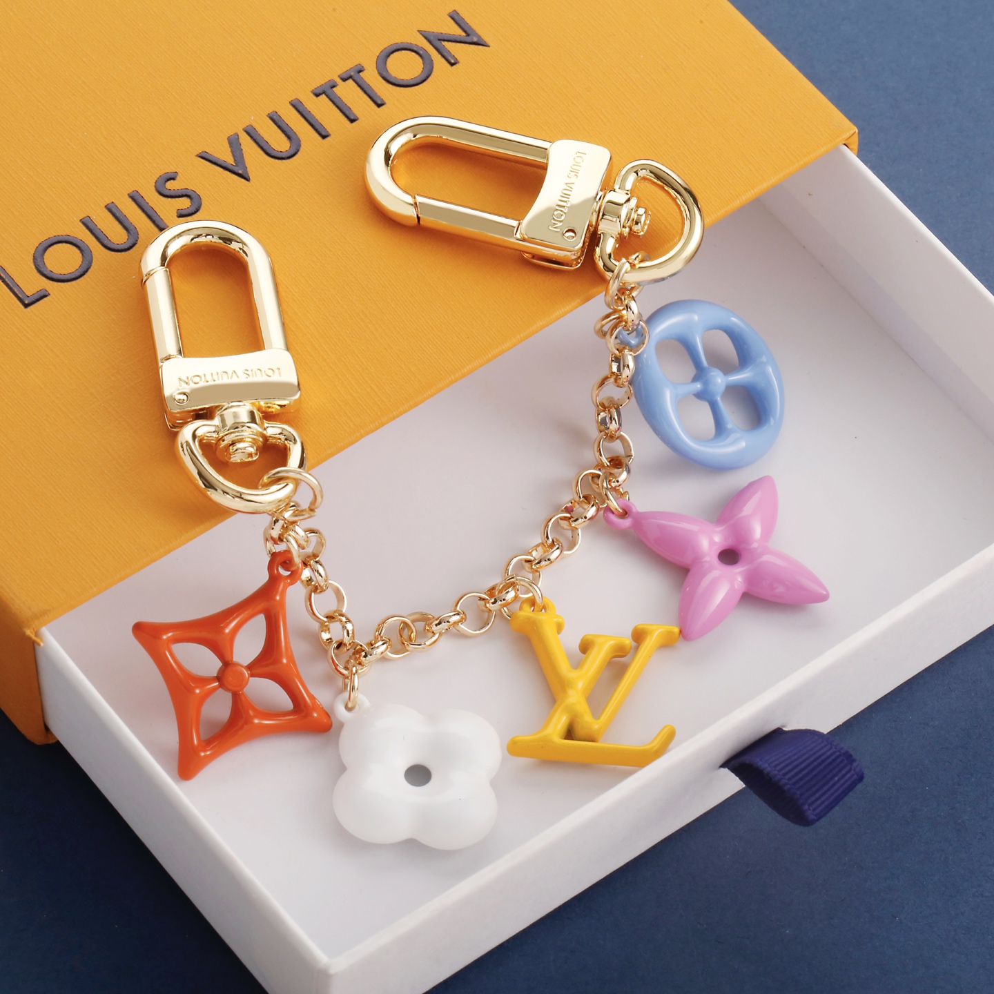 驴家🏠新款糖果色元素吊坠钥匙扣挂件🤩

新款✨路易威登Louis Vuitton LV与90后艺术家一钿