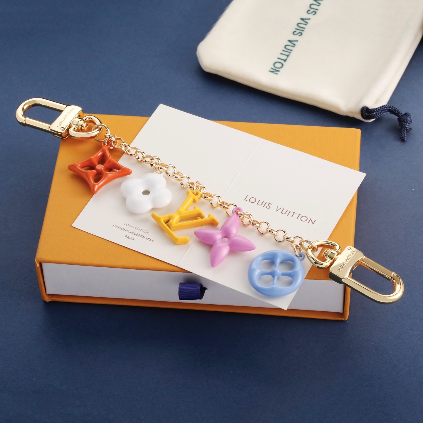 驴家🏠新款糖果色元素吊坠钥匙扣挂件🤩

新款✨路易威登Louis Vuitton LV与90后艺术家一钿