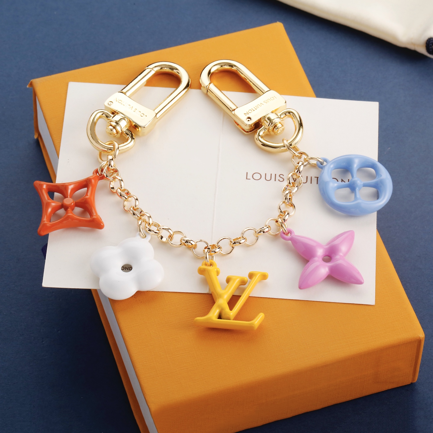 驴家🏠新款糖果色元素吊坠钥匙扣挂件🤩

新款✨路易威登Louis Vuitton LV与90后艺术家一钿