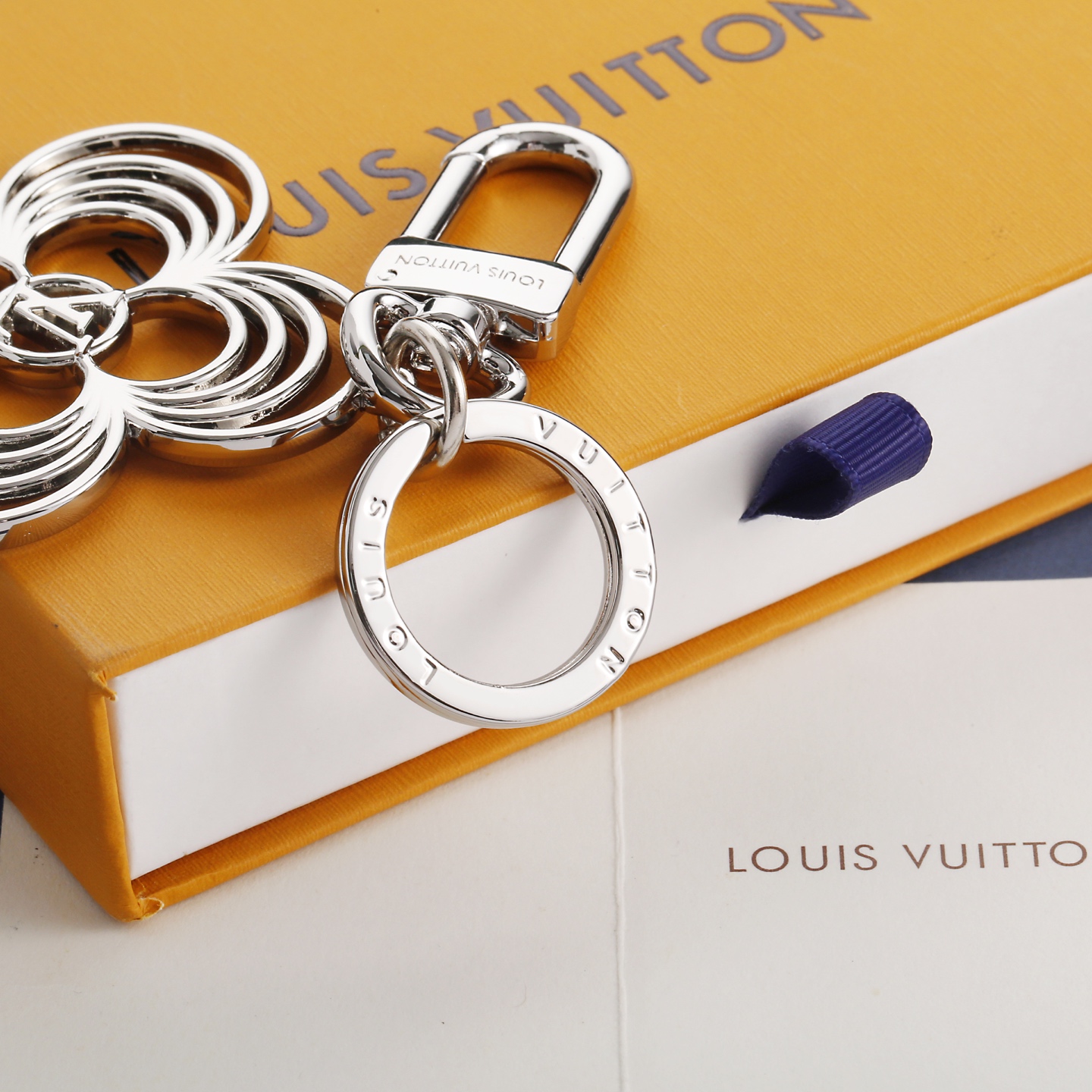 驴家🏠新款银色花朵🌺钥匙扣🤩

Louis Vuitton最新✨✨推出的 LV Breeze 系列，灵感