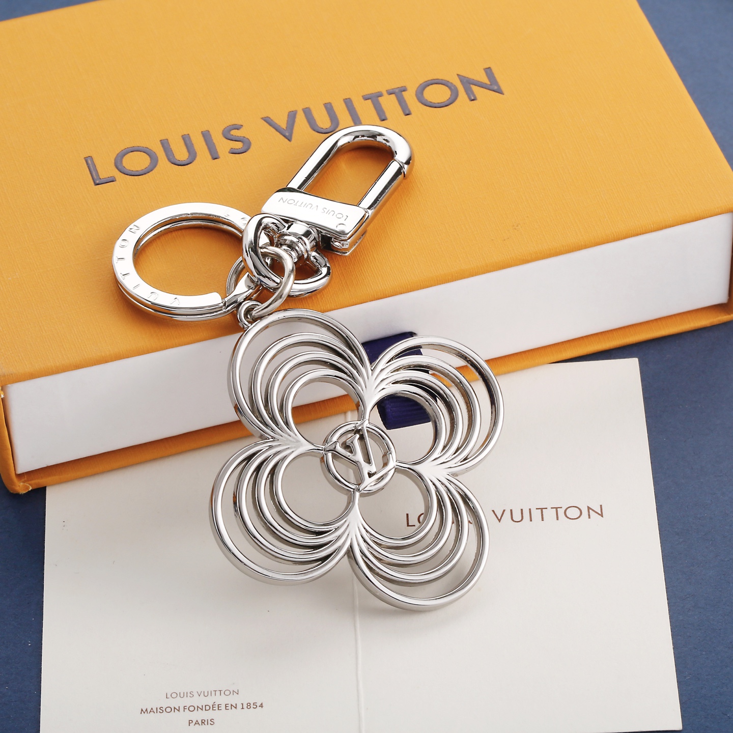 驴家🏠新款银色花朵🌺钥匙扣🤩

Louis Vuitton最新✨✨推出的 LV Breeze 系列，灵感