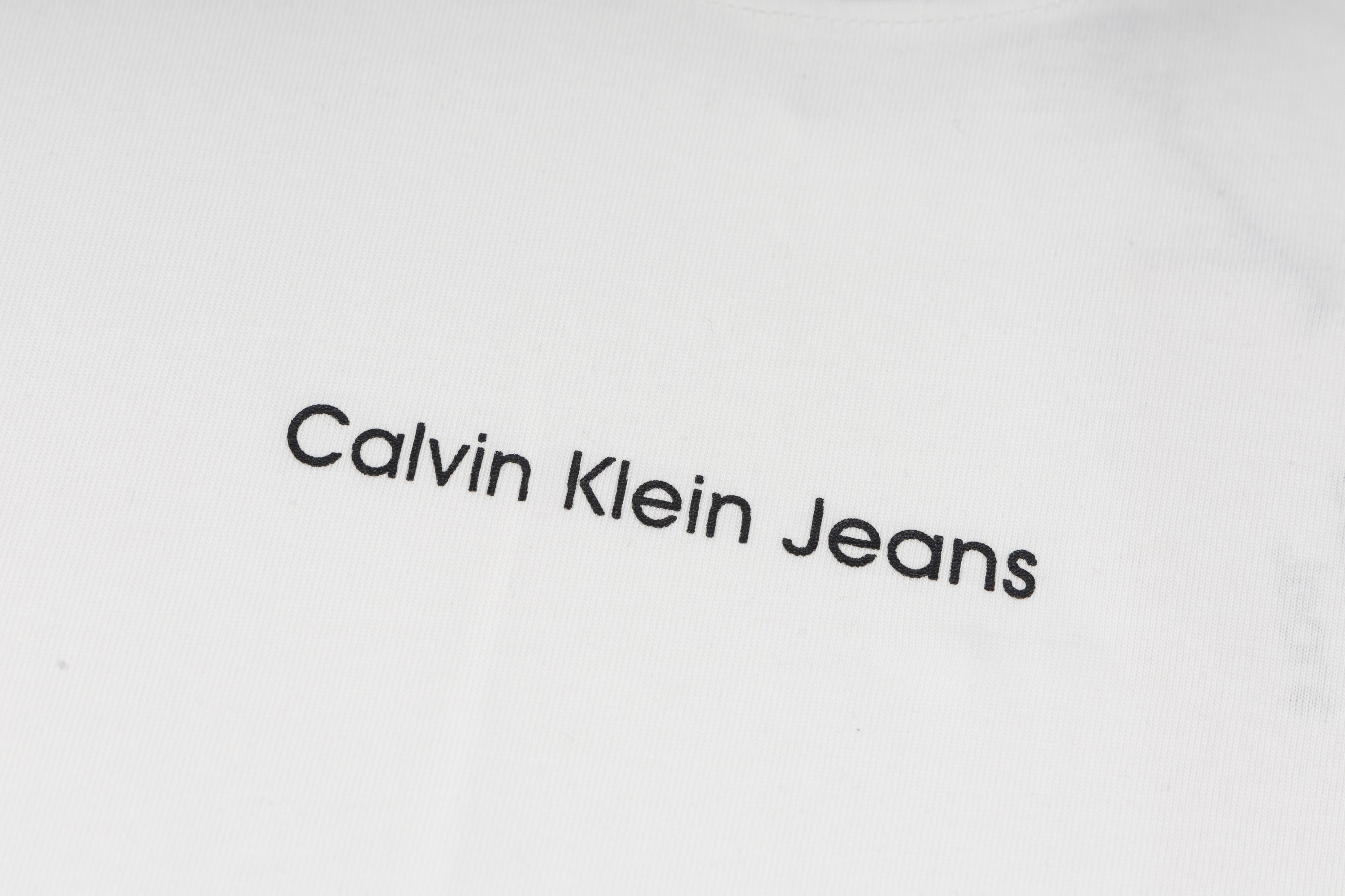 P83
Calvin Klein胸前袖子字母印花长袖

面料采用260克70纯棉双纱，配套螺纹久洗不变形
胸口 袖口字母印花 又是小红薯爆款ck
颜色：黑 白
尺码：S-XL