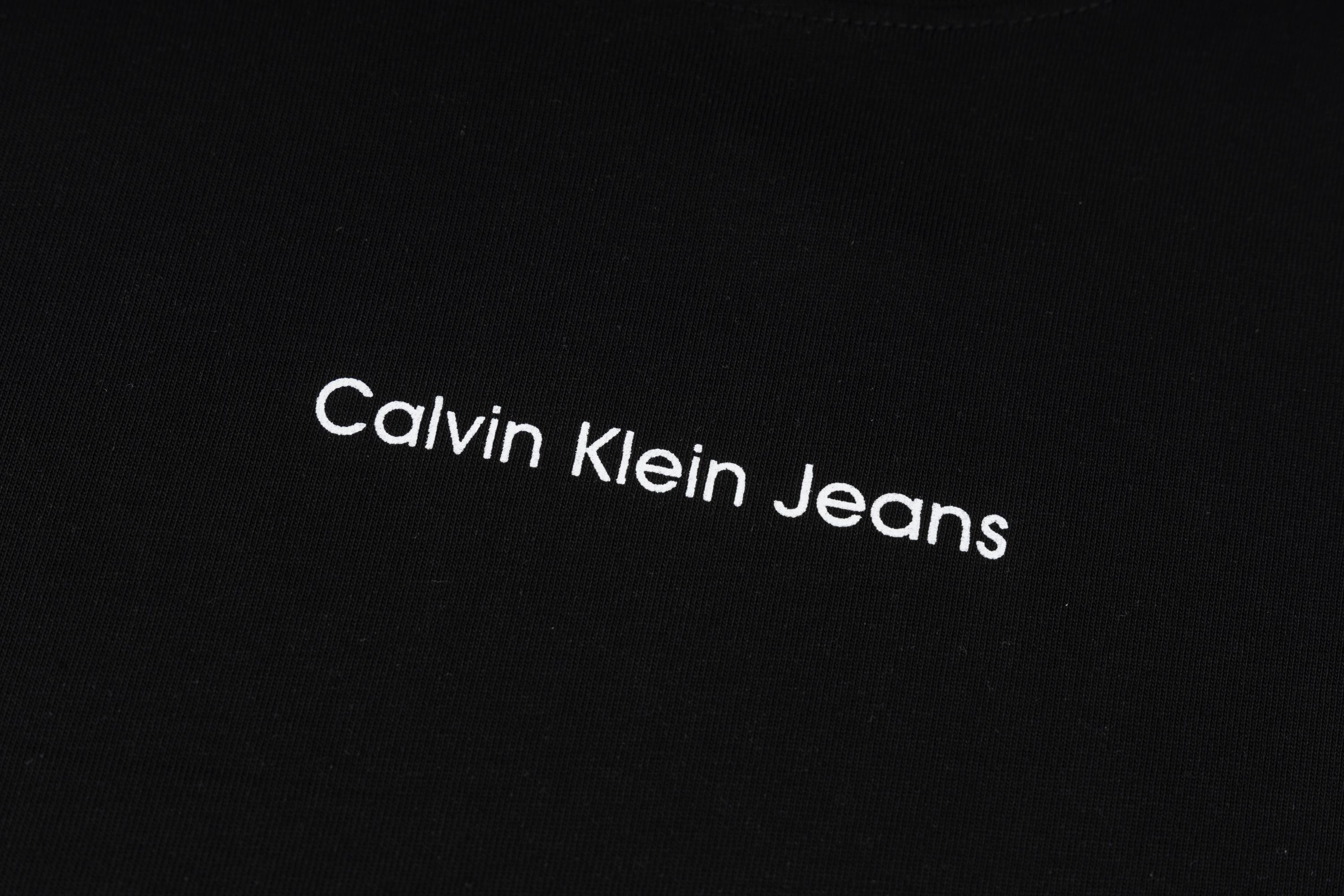 P83
Calvin Klein胸前袖子字母印花长袖

面料采用260克70纯棉双纱，配套螺纹久洗不变形
胸口 袖口字母印花 又是小红薯爆款ck
颜色：黑 白
尺码：S-XL