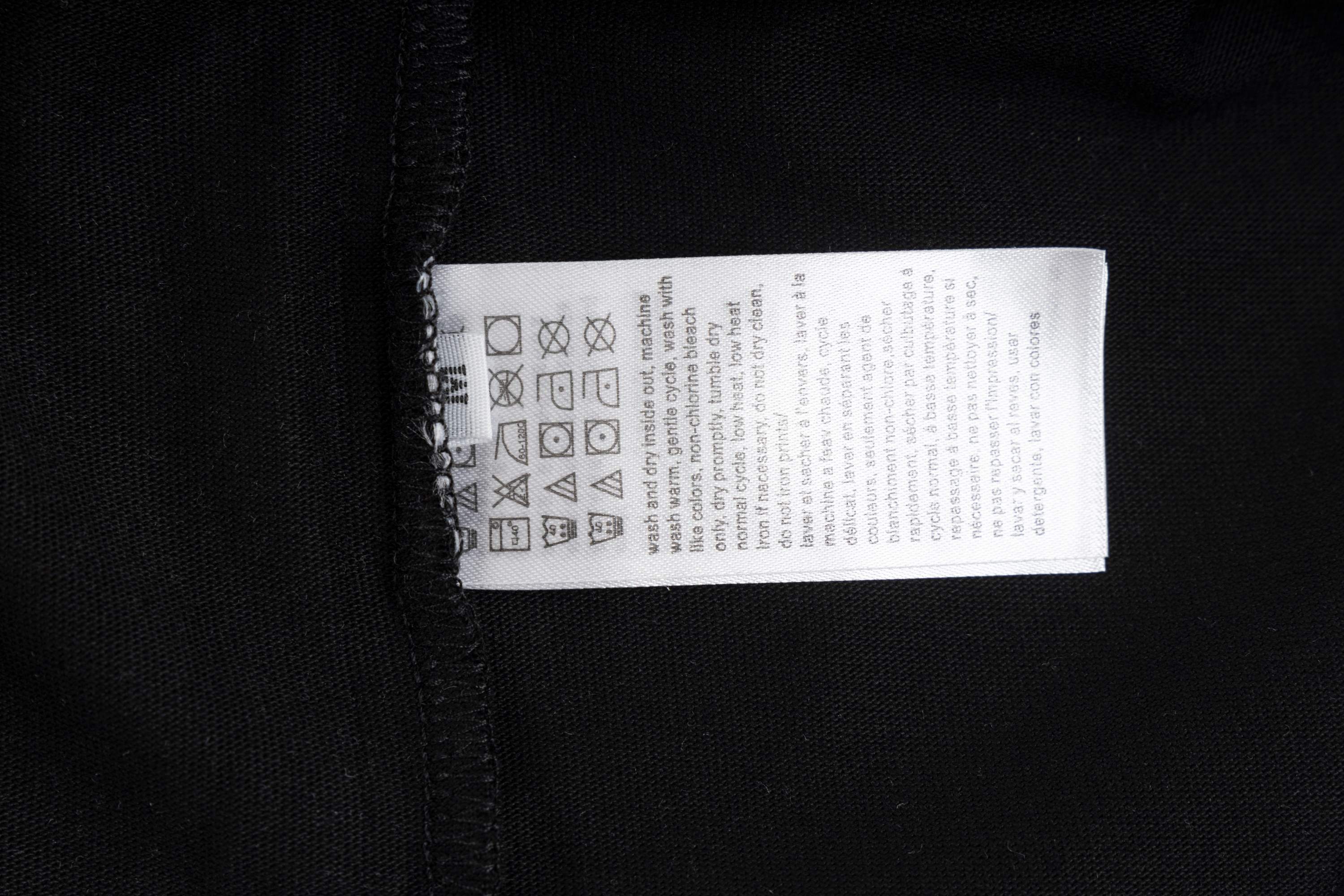 P83
Calvin Klein胸前袖子字母印花长袖

面料采用260克70纯棉双纱，配套螺纹久洗不变形
胸口 袖口字母印花 又是小红薯爆款ck
颜色：黑 白
尺码：S-XL