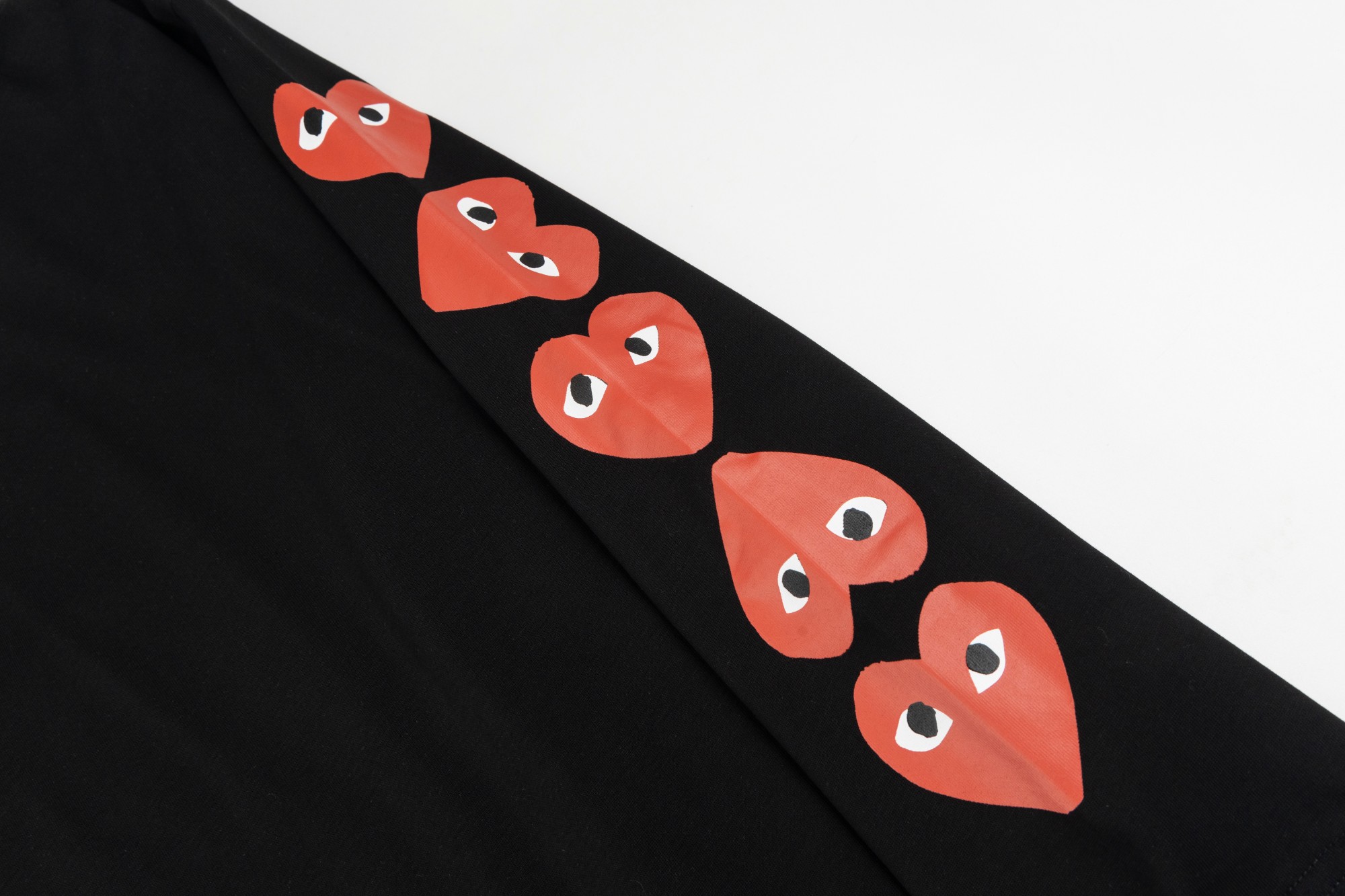 P88
川久保玲Comme des Garcons 袖子波点红倒心长袖

面料采用原一致薄纱单底棉 配套螺纹 
颜色： 黑色 白色
尺码：S-XL
