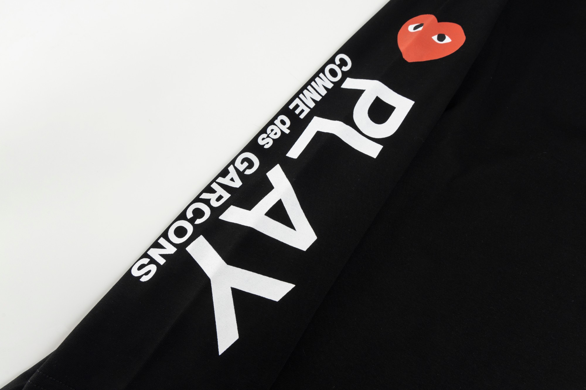 P88
川久保玲Comme des Garcons 袖子波点红倒心长袖

面料采用原一致薄纱单底棉 配套螺纹 
颜色： 黑色 白色
尺码：S-XL
