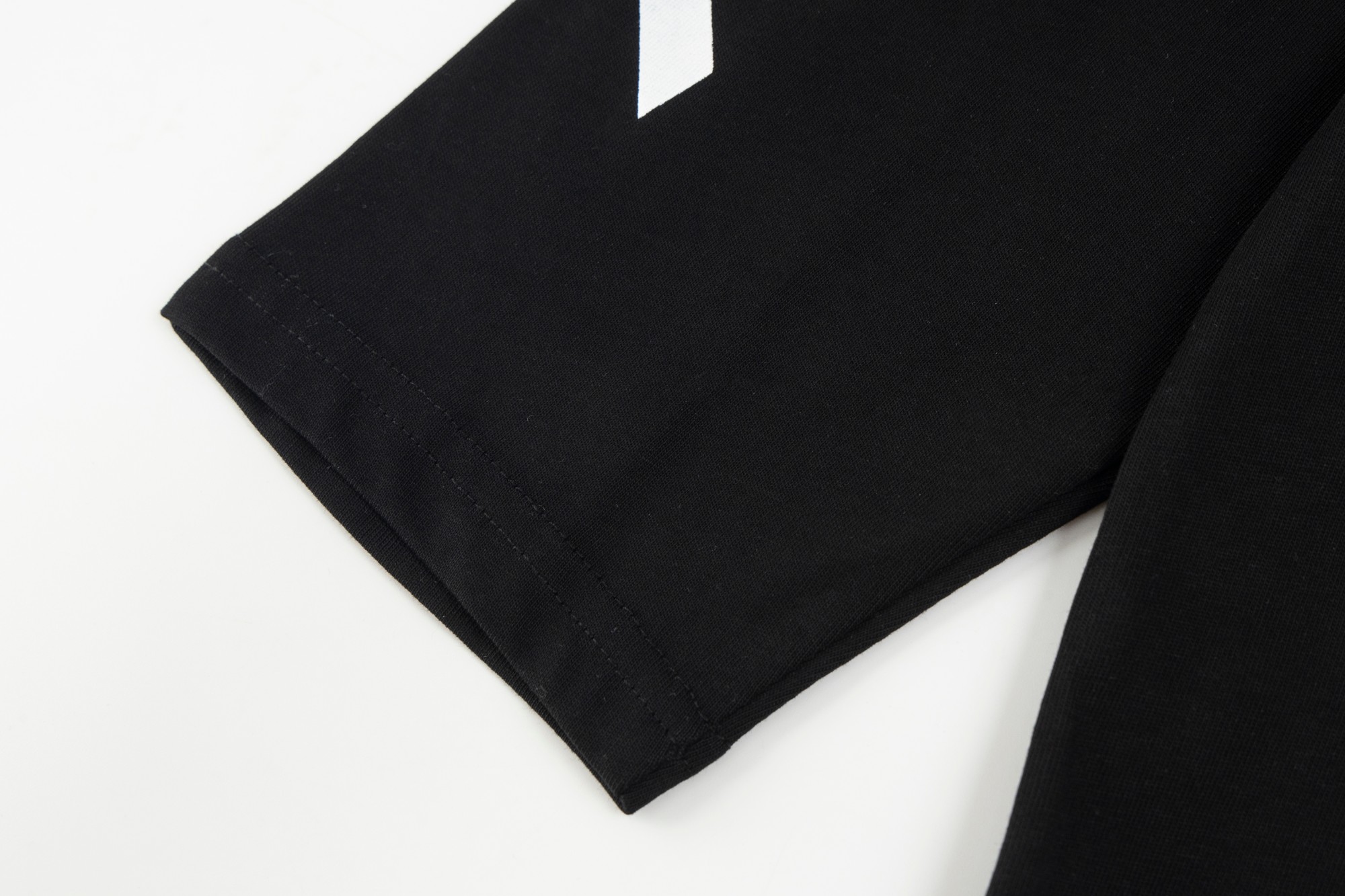 P88
川久保玲Comme des Garcons 袖子波点红倒心长袖

面料采用原一致薄纱单底棉 配套螺纹 
颜色： 黑色 白色
尺码：S-XL
