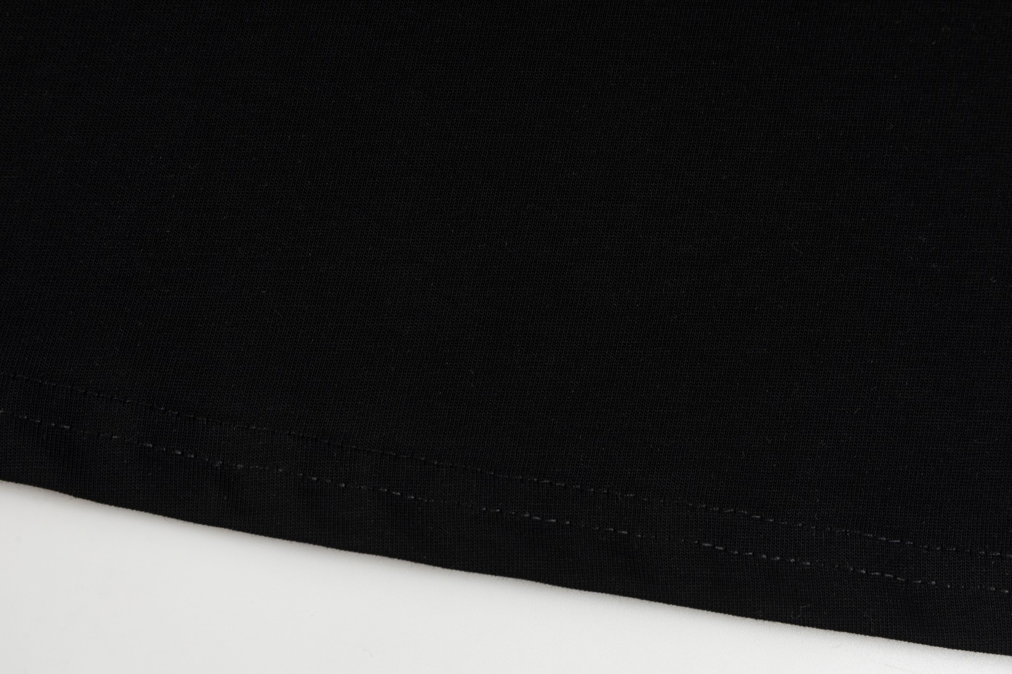 P88
川久保玲Comme des Garcons 袖子波点红倒心长袖

面料采用原一致薄纱单底棉 配套螺纹 
颜色： 黑色 白色
尺码：S-XL
