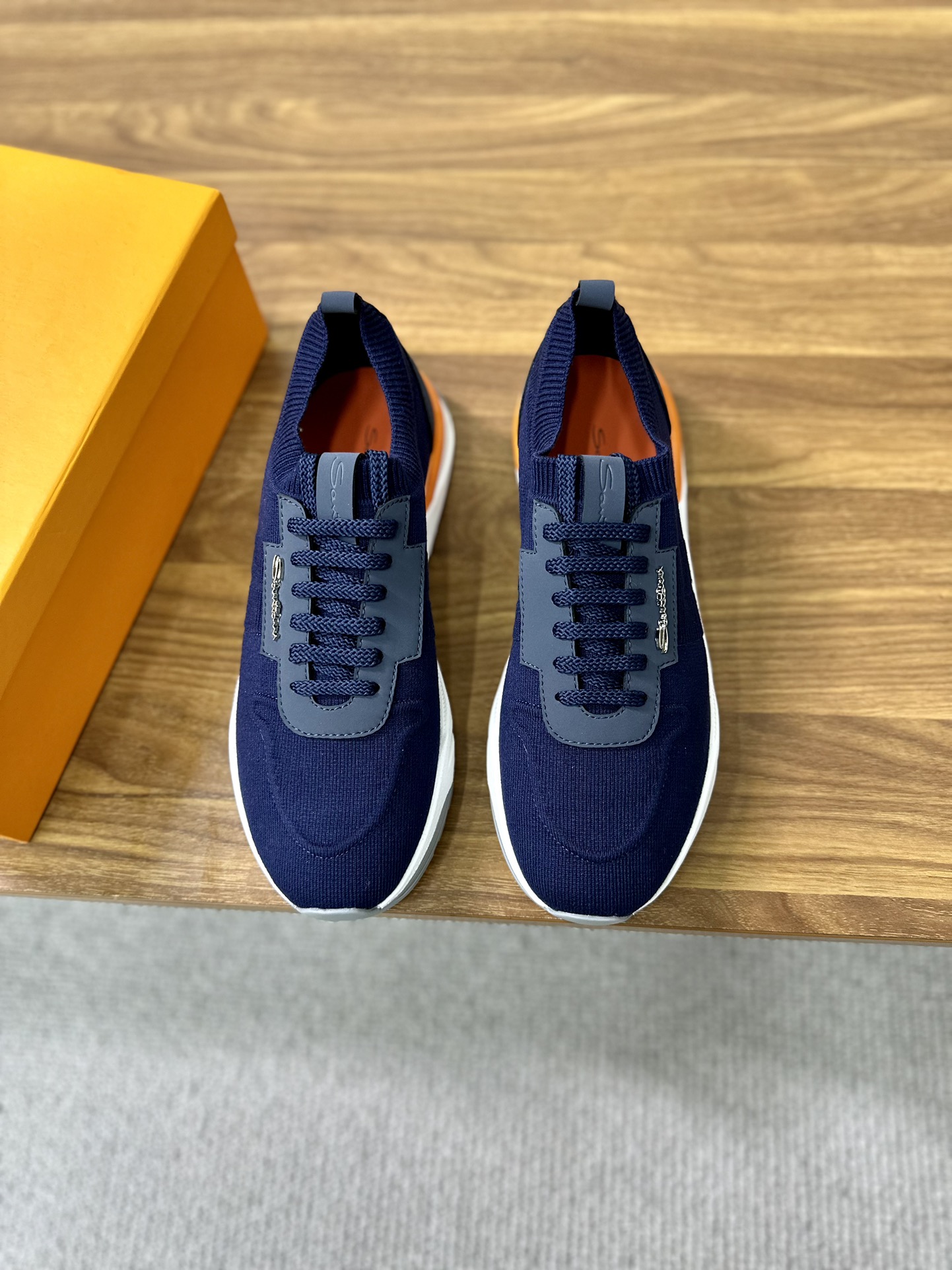 NO:745004,Santoni Santoni's latest men's casual sports shoes. The fabric of this model is made of imported wool fly weave, which is breathable and comfortable. It has a calfskin lining and a cowhide insole. The insole is decorated with a logo and has a flat rubber sole. Very comfortable!  Code number 39-44 (38,45 customized),,sneakers,cowhide19860909Santoni圣东尼最新款男士休闲运动鞋,本款面料选用进口羊毛飞织透气舒适,小牛皮内里,牛皮鞋垫,鞋垫饰有标志、橡胶平底.非常舒适！ 码数39-44（38,45定做）,,sneakers,cowhide,Men's shoes