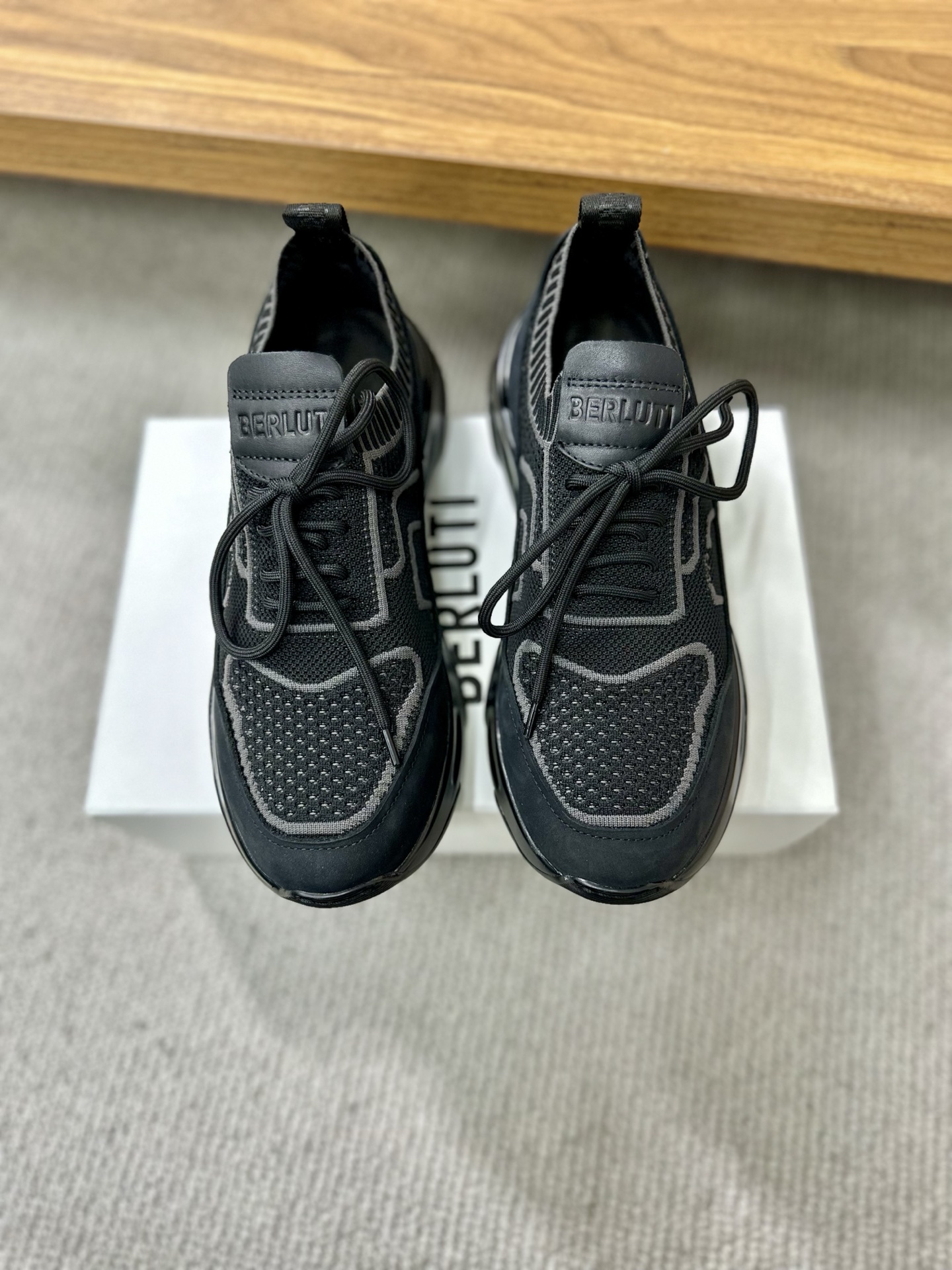 NO:275213,(Latest model) Berlut* Shadow Flying Sneakers are now officially priced at RMB 700. The original version was purchased in Hong Kong to create the brand's first knitted sports shoes. This pair of socks is made of light and extremely tough knitted fabric, two-color high-density fly knitted. All details ZP is broken down and developed one by one. It is paired with the signature calf leather embryo hand-painted color-changing technology, which can be said to be a perfect encounter with Berlut*'s traditional exquisite craftsmanship and fabric technology innovation!  Electric embroidery up and down uneven up and down 1985!  The original B-shaped embroidery is not embroidered once by ordinary computers in the market!  The original embroidery is full and the concave and convex three-dimensional feeling is strong!  (The market's ordinary needle car embroidery is completely completely out of the original flavor!) ZP disassembly (both inside and outside) is a two-color high-density fly weaving!  Restore the ZP double-layer brand logo footbed, the inner is flat and comfortable, exclusive private model bottom~~ All details are perfectly restored... The packaging box is also a private custom 1895 logo. The real pressure-free entry and exit counter!   Standard counter size 39～44# (custom made in 38.45.46.47) Outdoor veteran drivers driving shoes, sneakers, cowhide, socks19860909（最新款） 布鲁提 Berlut* Shadow 飞织运动鞋履 现官方售价 RMB ,700 香港购入原版开发打造作为品牌首款针织运动鞋履,这双袜子鞋用轻盈且极富韧性的针织面料,双色高密度飞织制成 所有细节ZP一一分解开发 搭配招牌的小牛皮皮胚手工擦色改色工艺,可以说是Berlut* 传统精湛工艺和面料技术革新的一次完美邂逅！ 上下不平整电绣1985！原版B字断开绣成 并非市场普通电脑绣一次绣成！原版刺绣饱满 凹凸立体感强！（市场普通针车绣起来完完全全脱离原版味道！） ZP拆解（内外两色）属双色高密度飞织！还原ZP双层品牌logo垫脚 内里平整舒适独家私模大底～～所有细节完美还原……包装盒也是私人定制1895logo 真正的进出专柜无压力 ！  标准专柜尺码39～44#（38.45.46.47定做） 户外老司机驾车鞋,,sneakers,cowhide,socks,Men's shoes