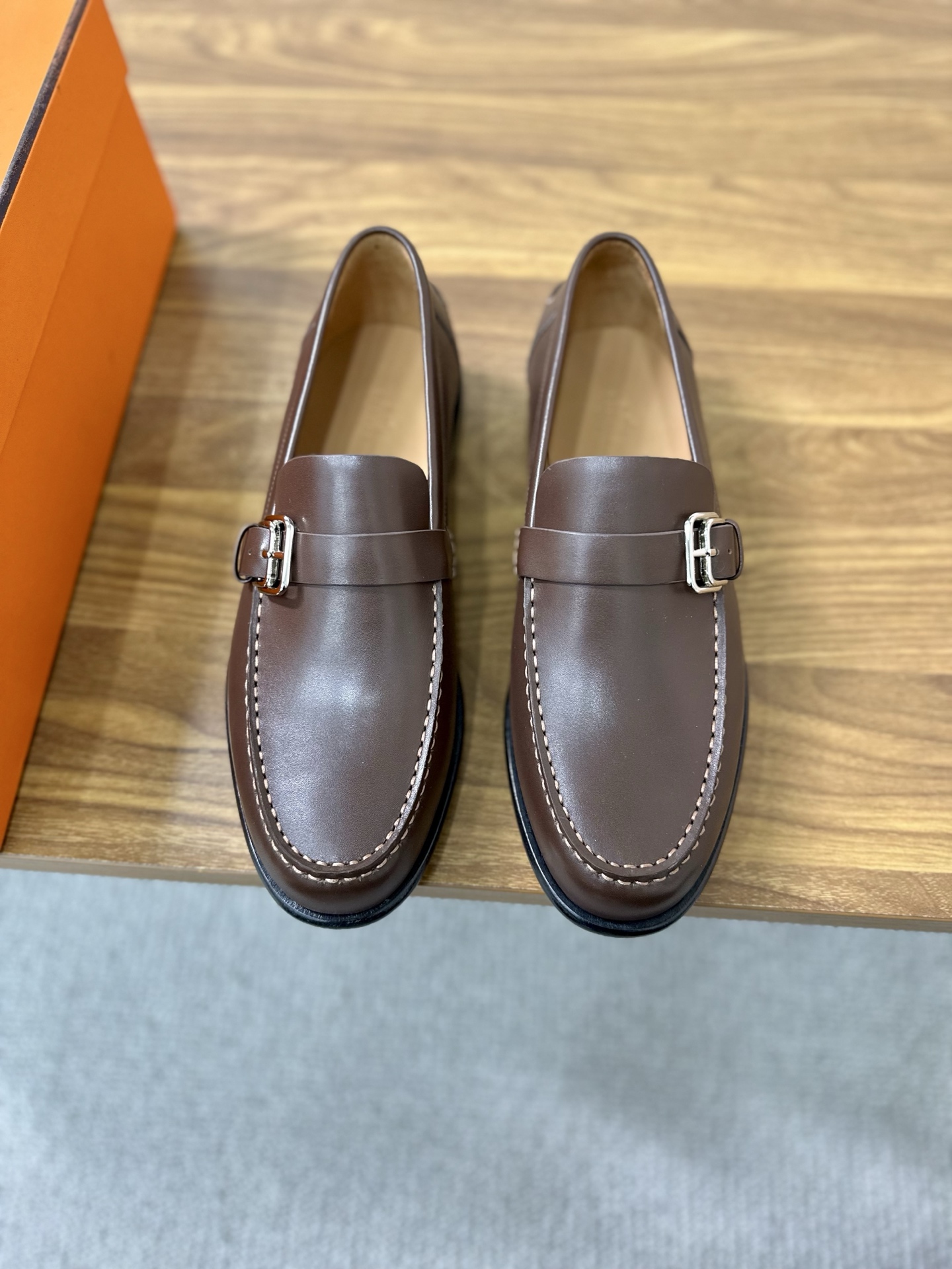 NO:274411,H Home New Herme* Herme Giovanni Leather Shoes Official Price RM B, 350 is made of imported cowhide/high mercerized frosted cowhide. The upper horizontal strap is decorated with palladium-plated Paris shoe buckle. The inner water dyed cowhide original leather outsole composite rubber bottom sheet enhances grip performance. The three-dimensional concave and convex logo shows luxury quality. The exquisite creation of a leisurely and elegant style. The classic and timeless elegant design shows fashionable and avant-garde style. Standard leather shoes sizes 39~44# (38.45.46# customized), hermes, hermes, loafers, cowhide, Leather soles19860909H家新品Herme* 爱马-仕 Giovanni乐福鞋皮鞋 官方售价RM B ,350采用进口牛皮/高丝光磨砂牛皮打造 鞋面横带饰镀钯Paris鞋扣 内里水染牛皮里 原版真皮大底复合橡胶底片 增强抓地性能立体凹凸感logo尽显奢华品质 精致做打造悠闲典雅风范一脚蹬穿着 经典隽永的优雅设计 彰显时尚前卫风格. 标准皮鞋码数39～44#（38.45.46# 定做）批,,hermes,hermes,loafers,cowhide,Leather soles,Men's shoes