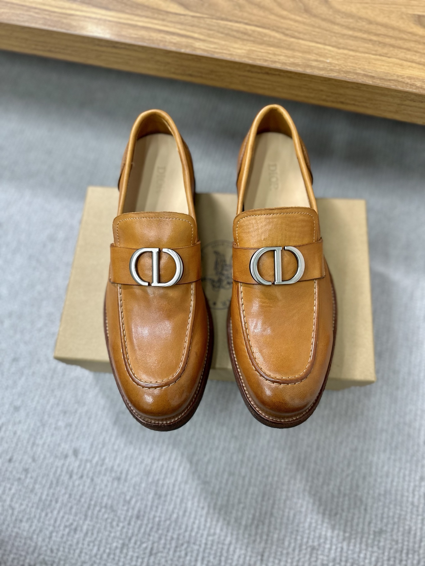 NO:274388,DIOR Calf leather Oxford shoes, exquisite brick carved toe, easy to match with various formal wear. It is made of soft leather upper hand-made ancient color, Goodyear pure hand-made, exquisite details, hand-sewn stitching, hand-sewn, blended, interior and lining, all selected imported Italian calfskin, delicate and soft, foot pads are standard calfskin dior silver logo, natural Italian leather outsole, high-definition deep embossed dior badge, multi-layer leather layer heel hand-polished, up to 9 fixed anti-slip cleats, heel for the forefoot, rubber bottom piece shock absorption, anti-slip, outsole is full of artistic quality, heavy industry creates fine products, craftsmanship, complete original packaging, quality supports all forms of test  Size 38-39-40-41-42-43-44-45 Standard leather shoes size, dior, cowhide, Leather soles19860909DIOR 小牛皮皮革牛津鞋 精致布洛克雕花鞋头,易于搭配各式正装.采用柔软的皮革鞋面手工古法擦色 固特异纯手工工艺制作 精致细节车工缝线 手工缝制勾兑大底内里都是选的意大利进口小牛皮 细腻柔软 垫脚是标配的小牛皮dior银标logo 本色意大利真皮大底 高清深度压纹dior徽章 多层次真皮层后跟手工打磨成型 多达9颗固定防滑钉 后跟前掌复合以橡胶底片减震 防滑 大底都是艺术感十足 重工打造精品 匠心之作 原包装齐全 品质支持一切形式考验 尺码38-39-40-41-42-43-44-45标准皮鞋尺码,,dior,cowhide,Leather soles,Men's shoes